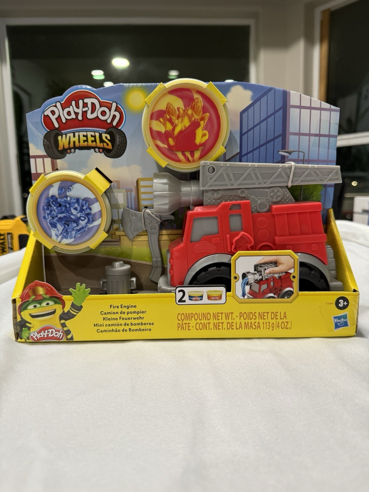 Play-Doh Wheels Fire Engine Playset with 2 Non-Toxic Modeling Compound Cans