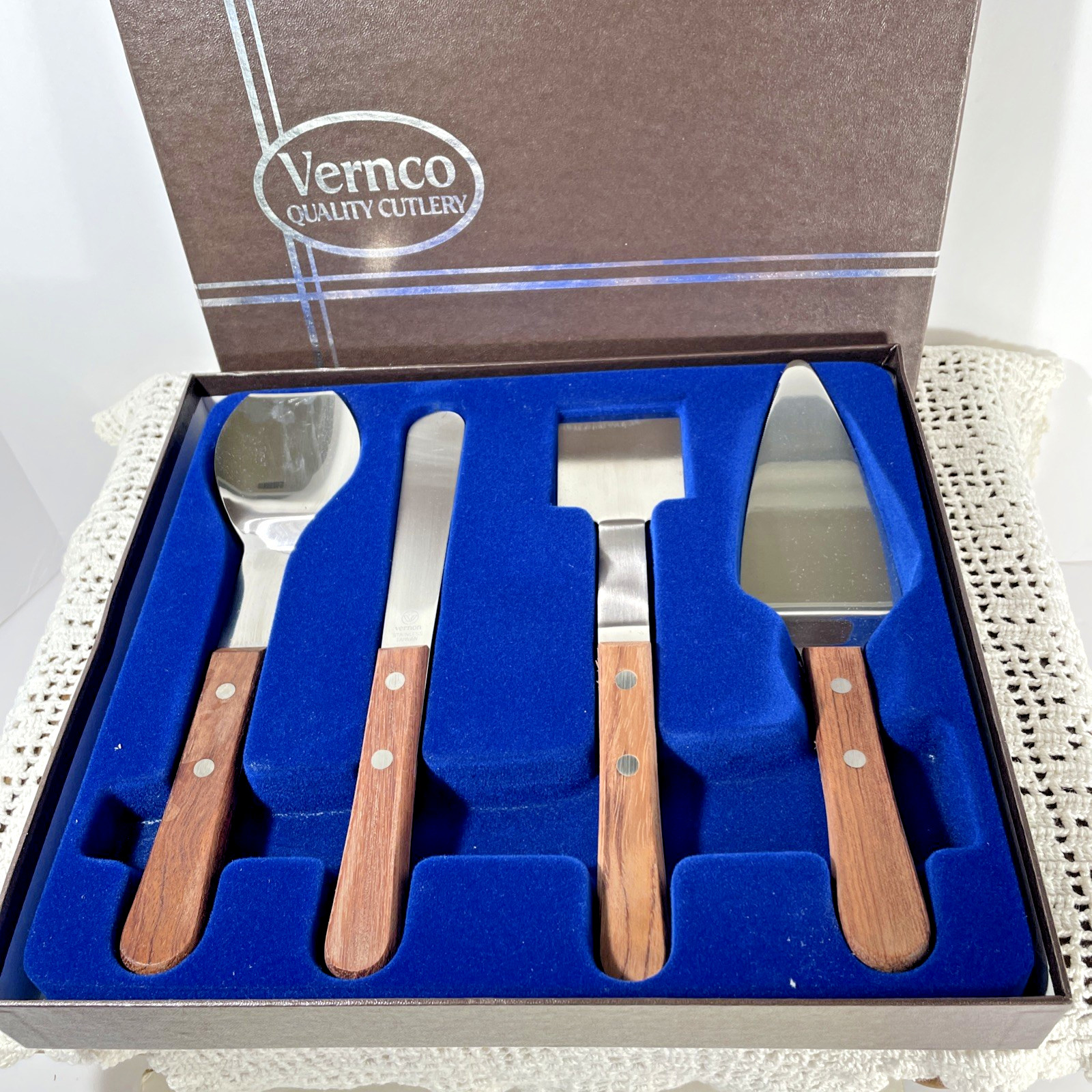 4 Piece Vernco Cutlery Boxed Set NOS Mid-Century Wooden Handles Rare SS Taiwan