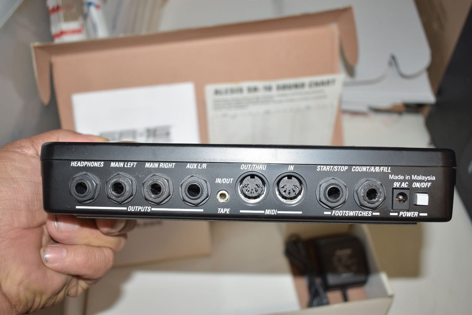 ALESIS SR-16 SR16 PROGRAMMABLE DRUM MACHINE / MIDI controller 12 pad