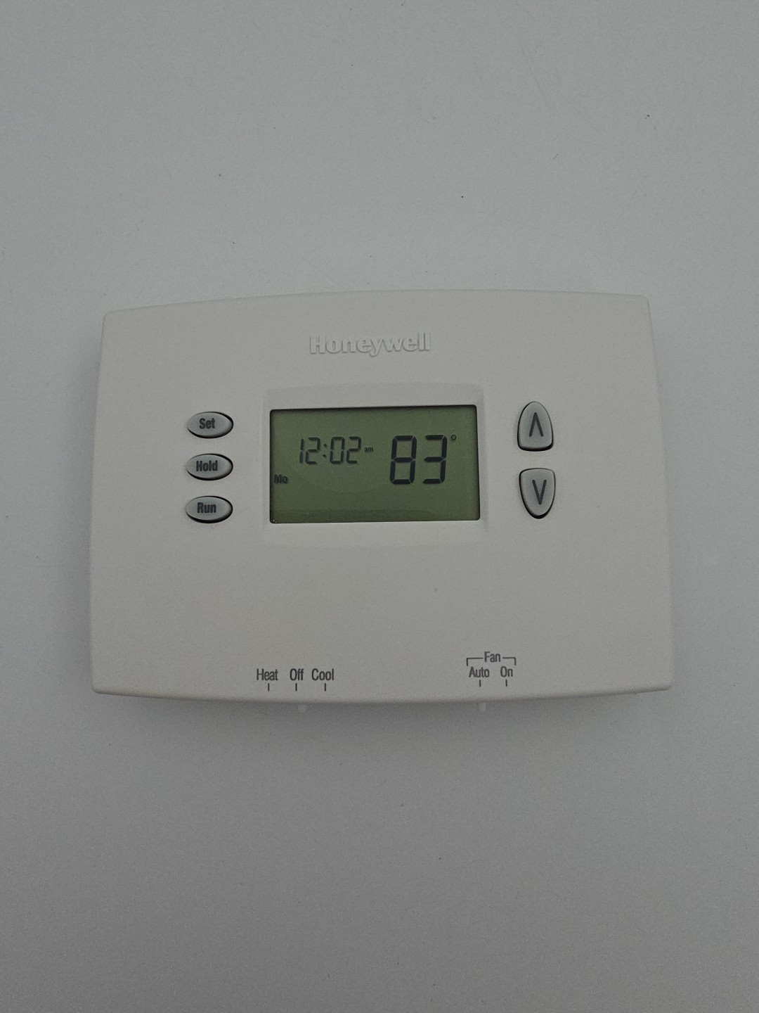 Honeywell PRO 2000 Horizontal 5+2 Day Programmable Digital Thermostat White