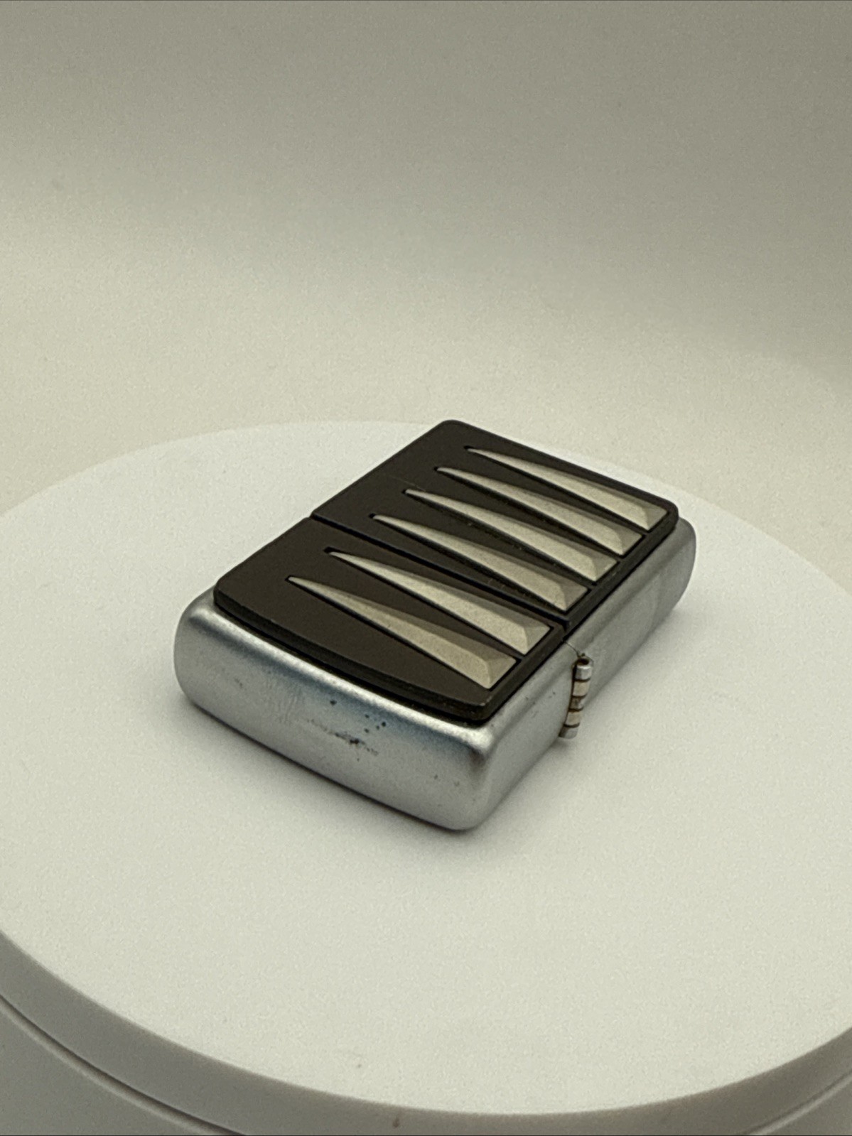 ZIPPO SILVER SPEARS LIGHTER 2002 - BNIB & RARE 389