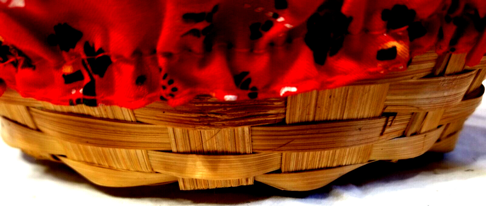 Spectacle Santa Gift Bread Basket Wicker w Xmas Red Green Holiday Cloth VTG