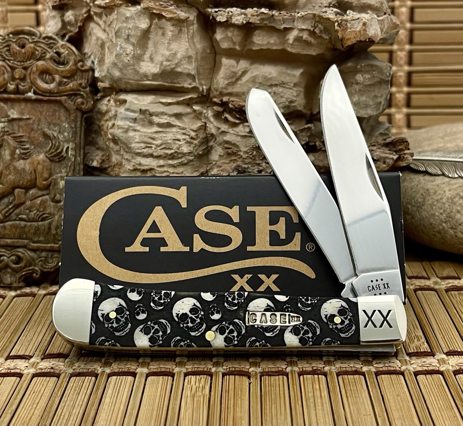 Case XX USA Smooth Natural Bone SKULLS Bullet Trapper 1/500 Pocket Knife ☠️
