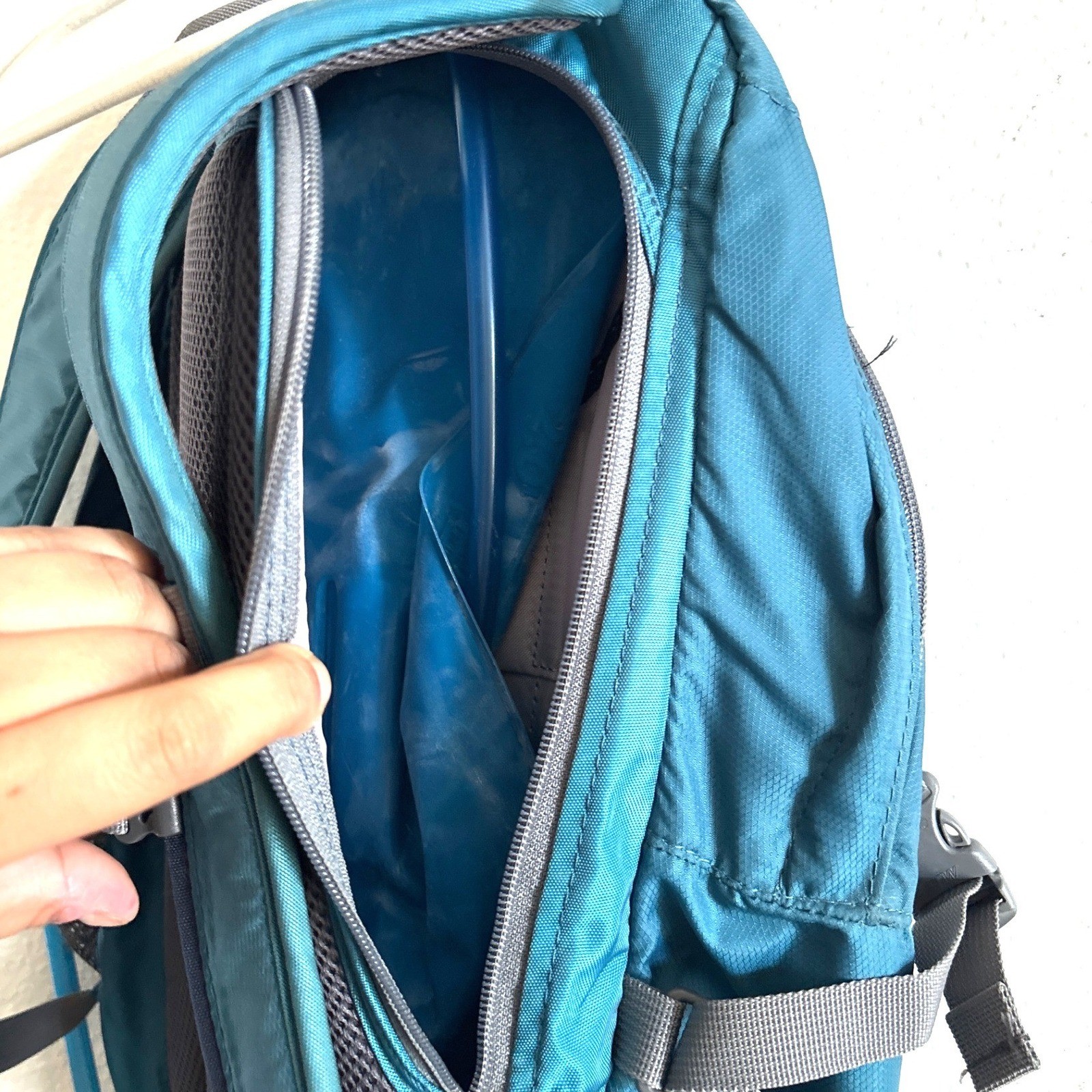 CamelBak Cloud Walker Teal Blue Hydration Backpack Hiking Daypack with Bladder