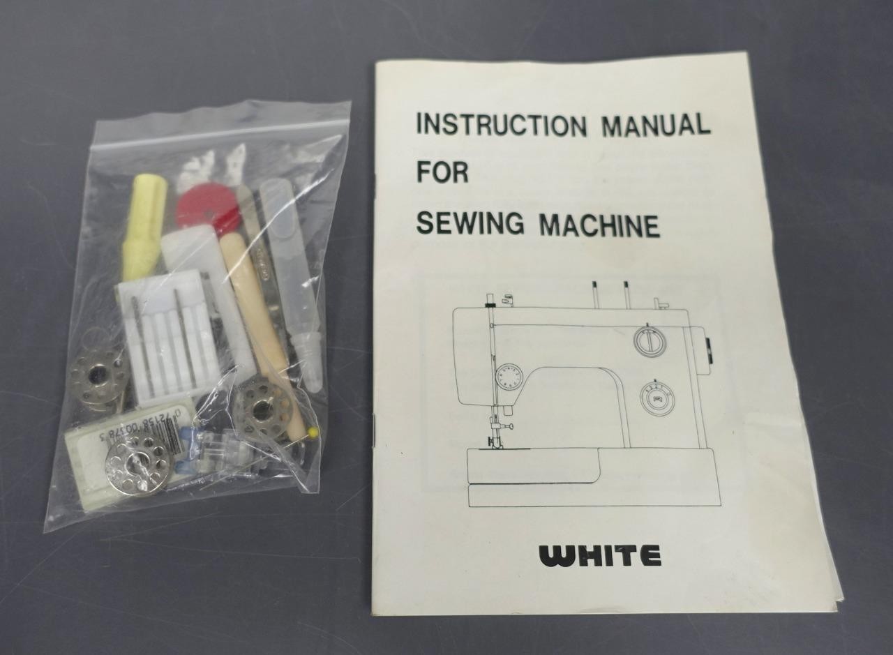 WHITE 1418 Sewing Machine 13-Stitch w/ Manual/Case Tested