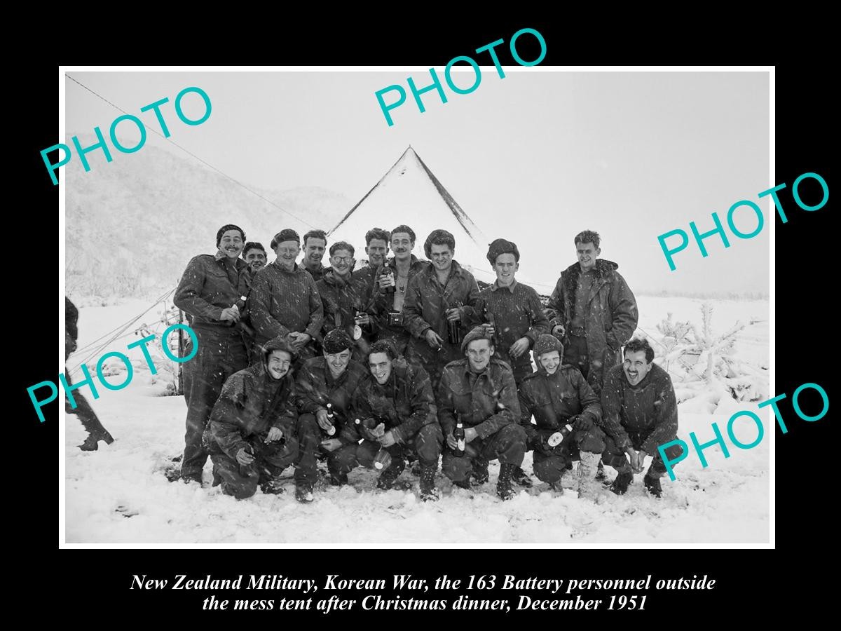OLD POSTCARD SIZE PHOTO OF KOREAN WAR NEW ZEALAND 163 BATTERY AT XMAS c1951