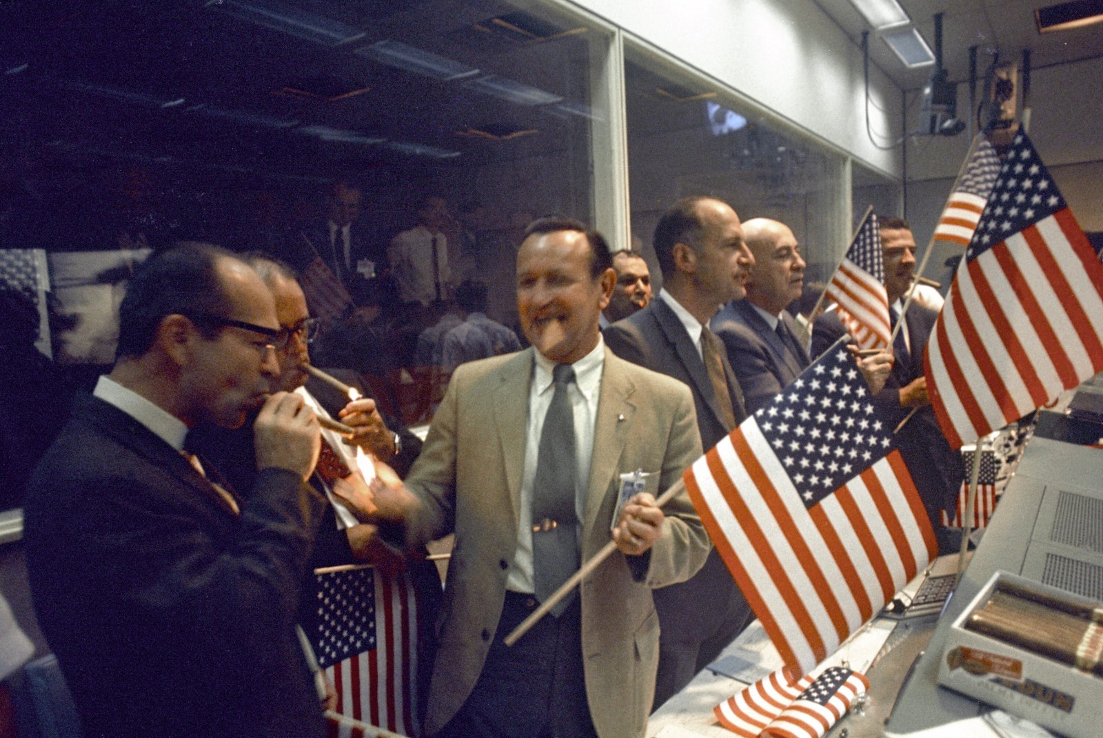 NASA OFFICIALS CELEBRATE THE CONCLUSION OF APOLLO 11 - 8X10 NASA PHOTO (EP-218)