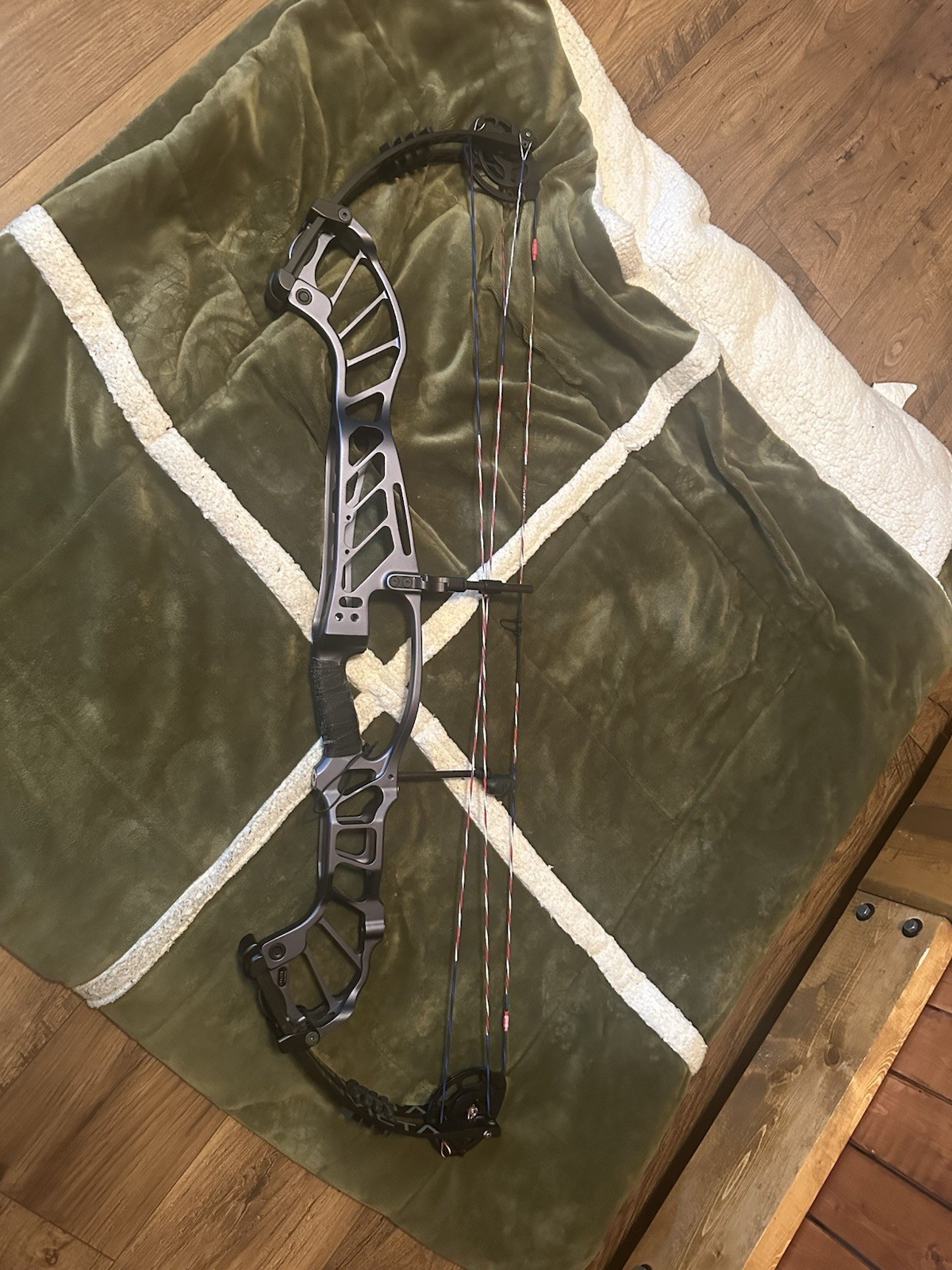 Hoyt Invicta 40 Left Hand with AAE pro blade rest And Threadz custom Strings