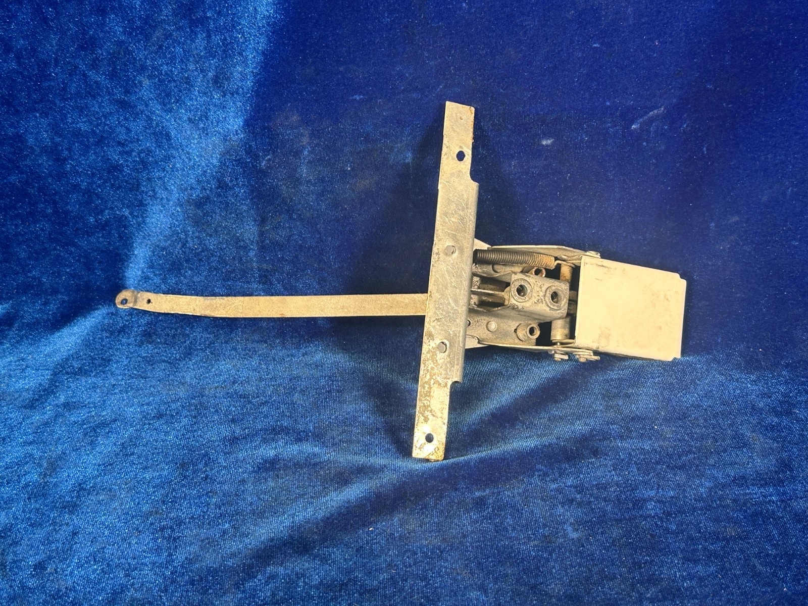 CESSNA 172 F LATCH ASSY - CABIN DOOR RH P/N: 0511112-18 , 05111112-16