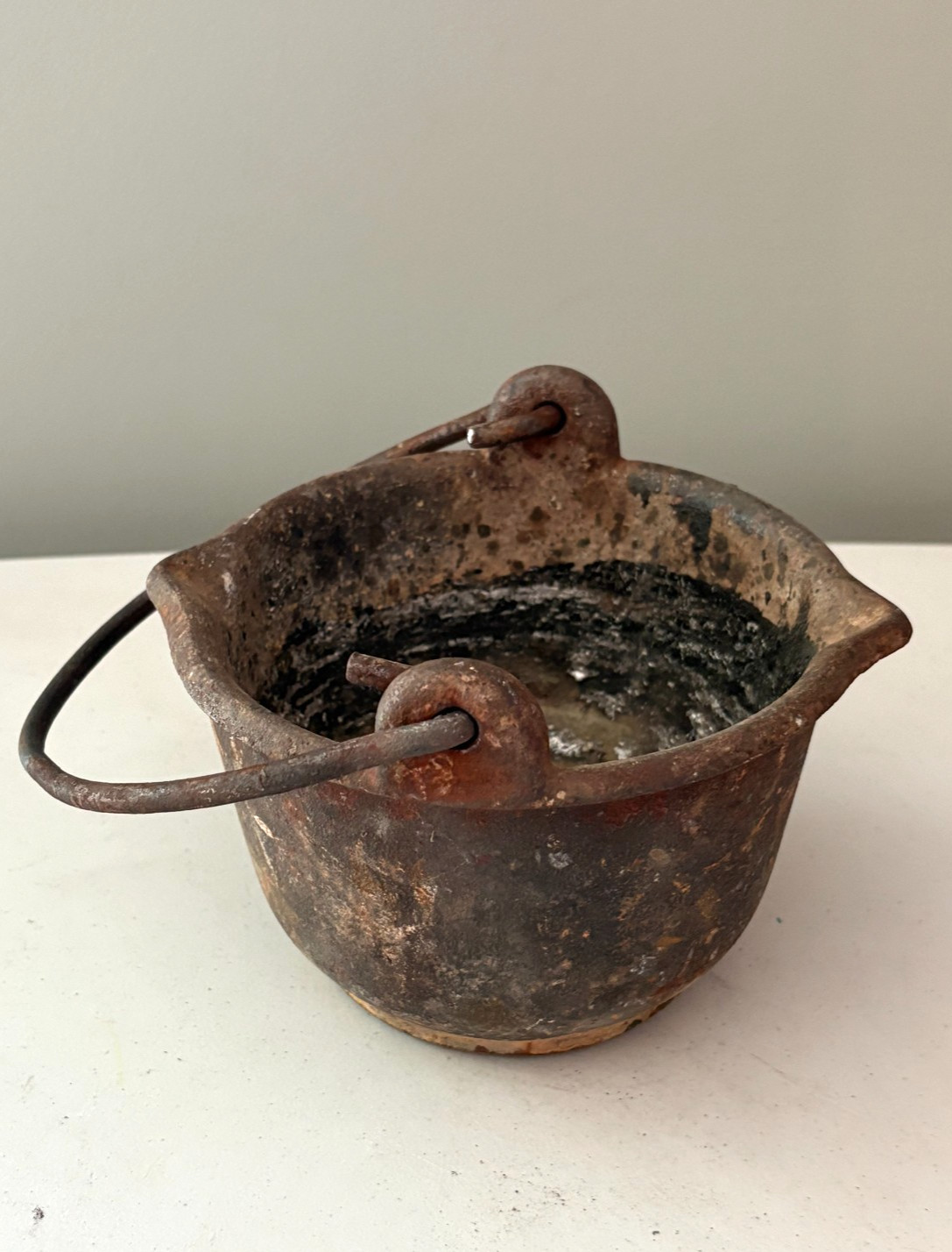 VINTAGE CAST IRON SMELTING POT L-0306-A