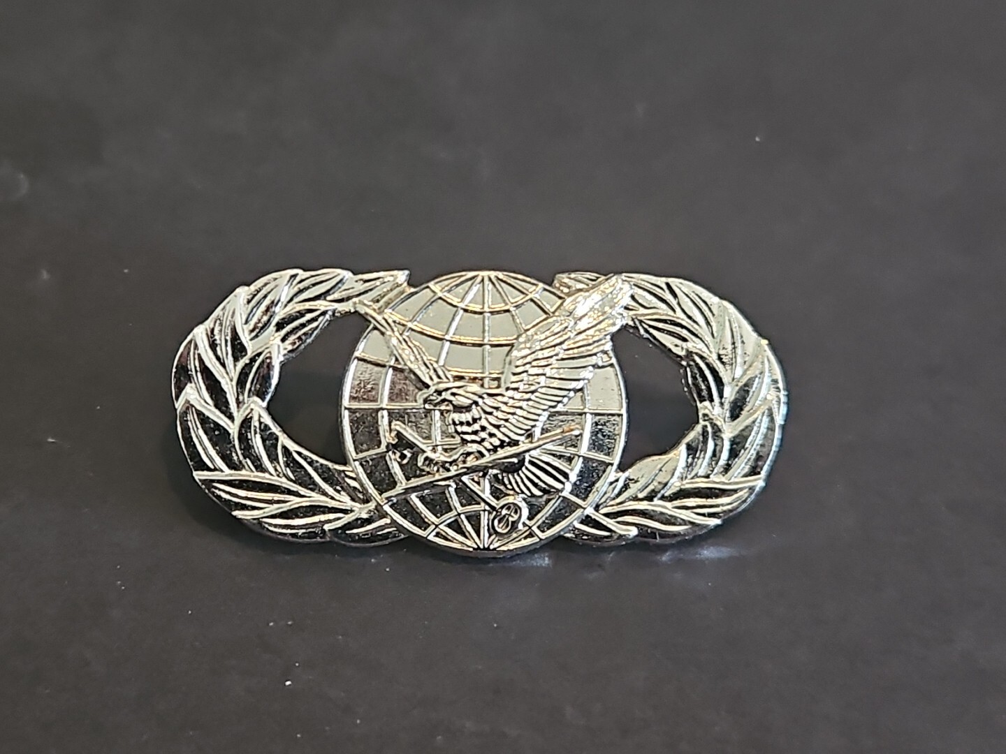 VINTAGE UNITED STATES AIR FORCE MILITARY PIN PINBACK BADGE M-22 BEAUTIFUL COND.