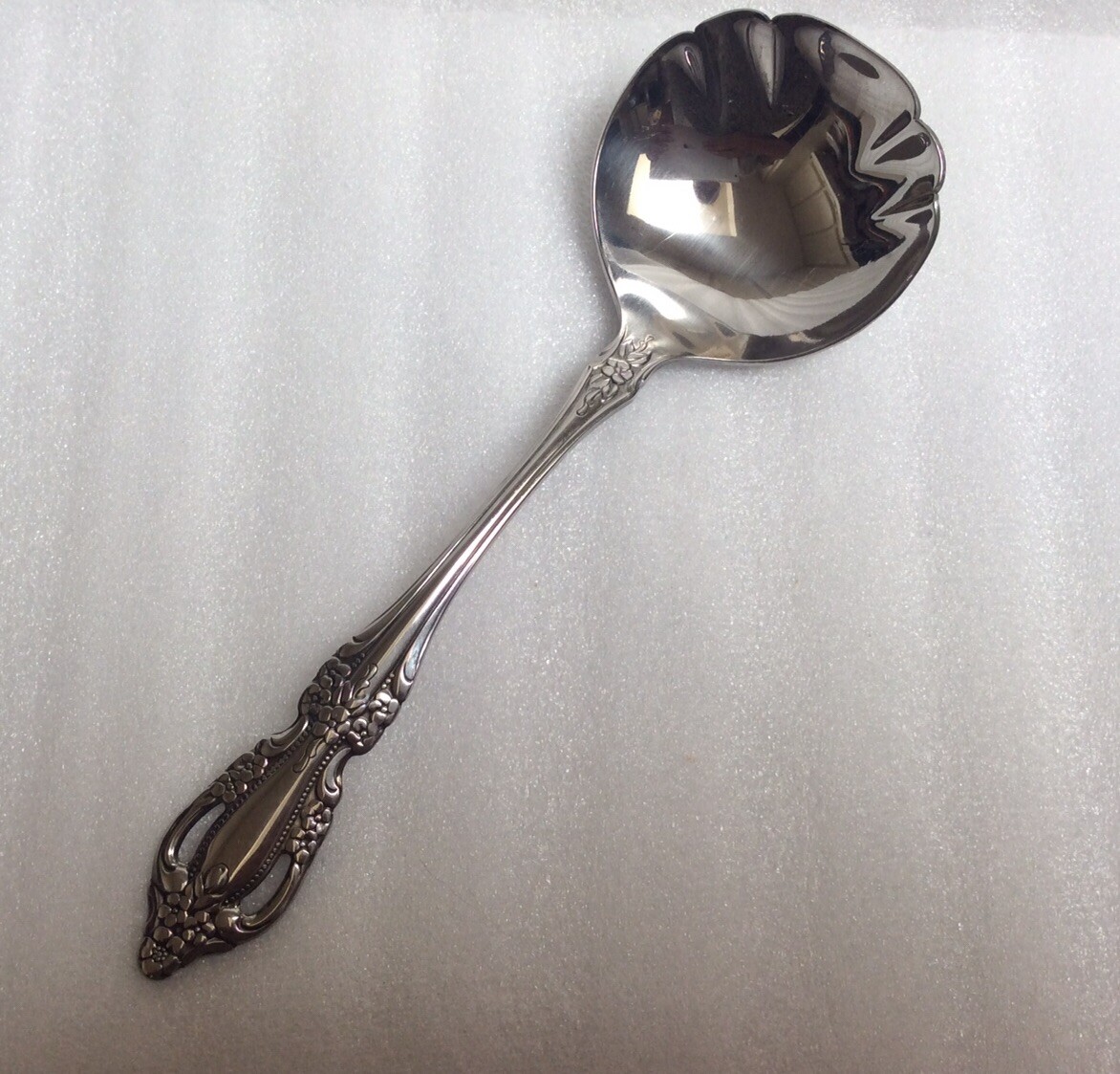 Oneida Distinction Deluxe Stainless Raphael Solid Gravy Ladle 7 5/8”