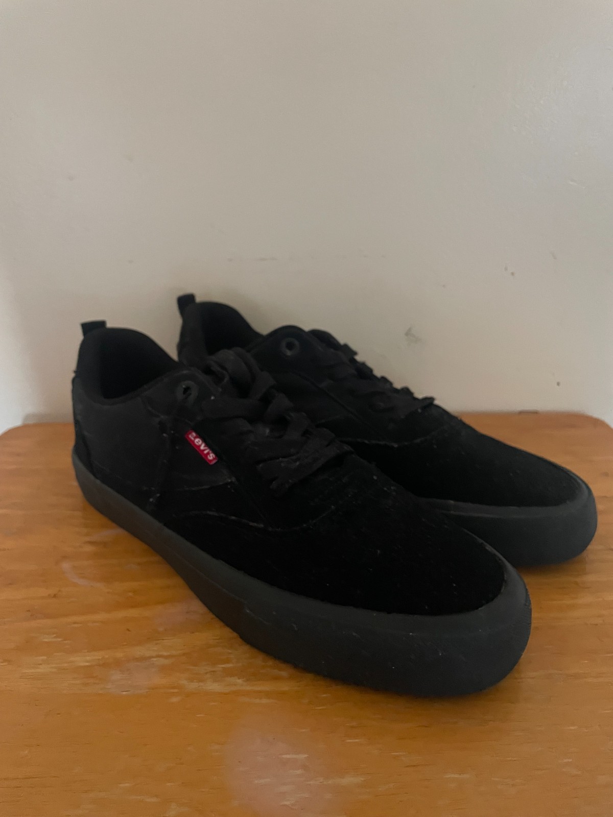 Levis Mens Black Low Top Skate Style Sneakers. Size 9. Black.