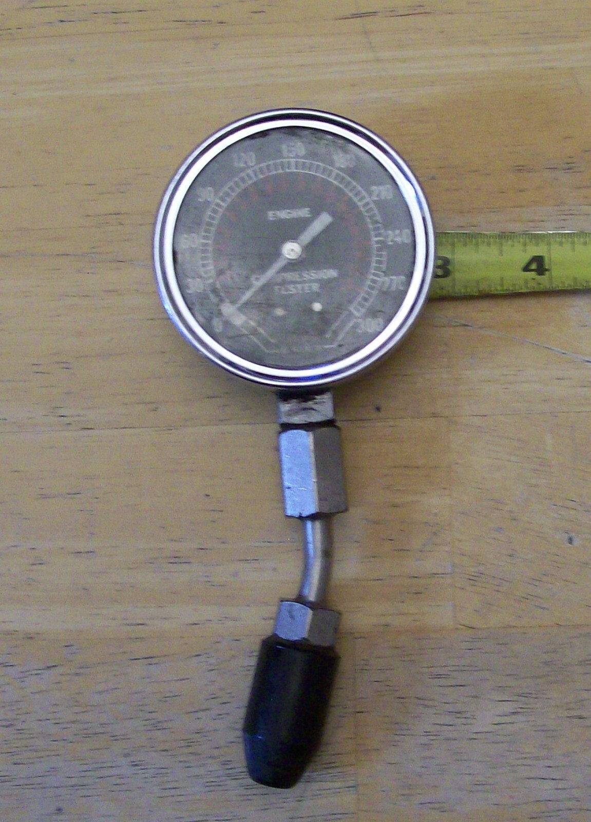 VINTAGE ENGINE COMPRESSION TESTER GAUGE (300 PSI)
