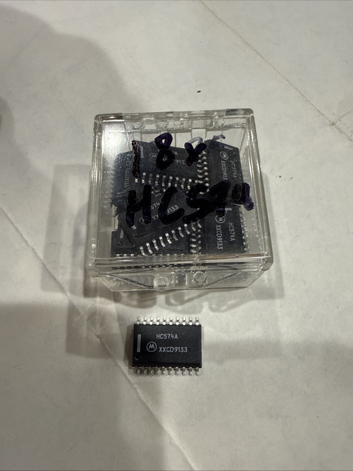 Lot of 18 Motorola 74HC574A Octal D-Type Flip-Flop Tri-State SOIC-20 - NOS