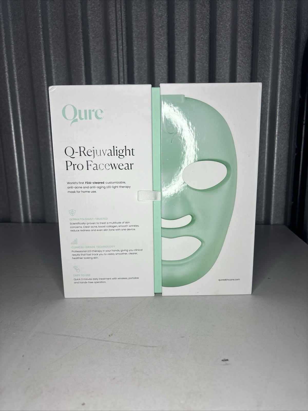 READ! Qure Q-Rejuvalight ProFacewear Used ***Interior Discoloration**