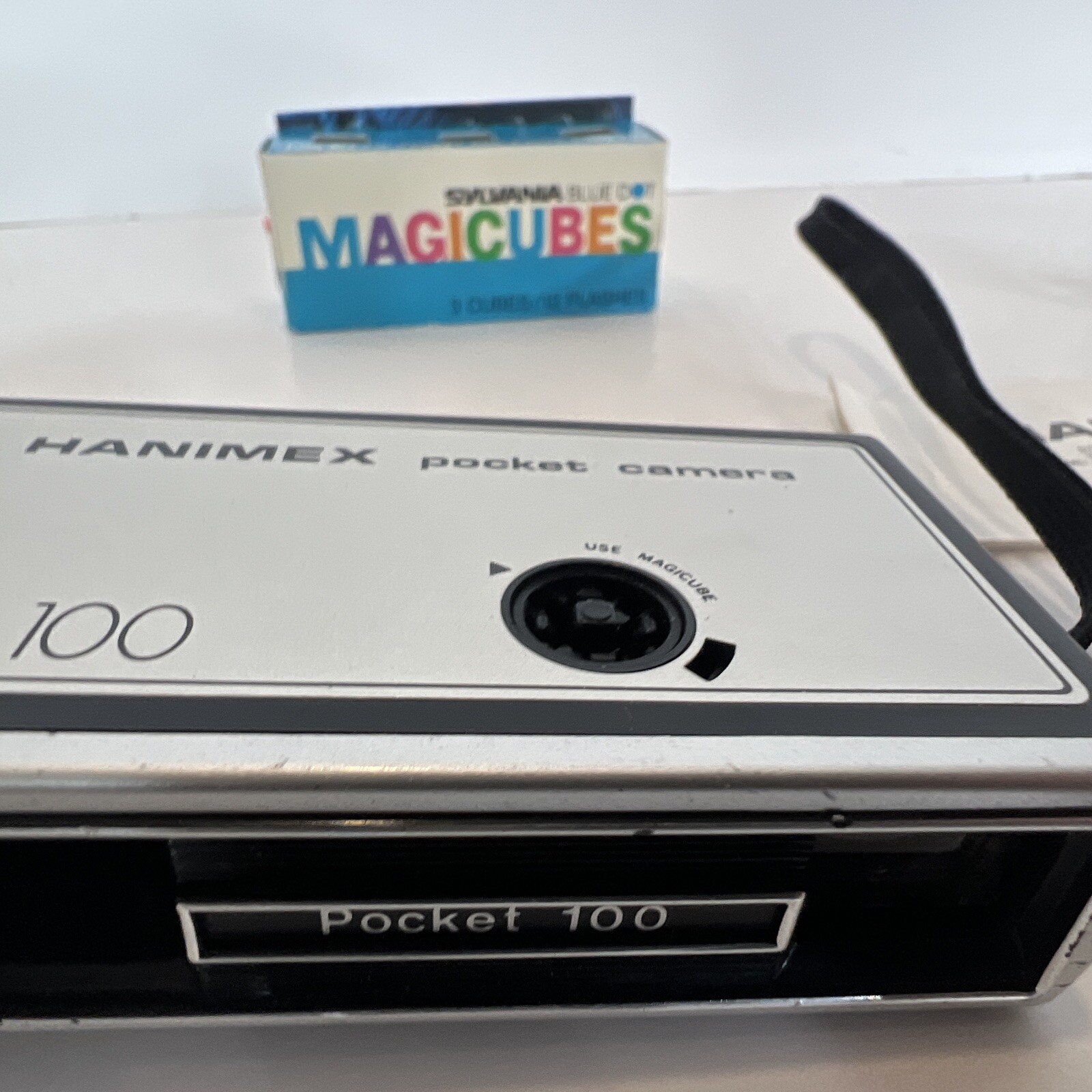 Hanimex Pocket Camera 100 with Flash cubes Nice Vintage 110