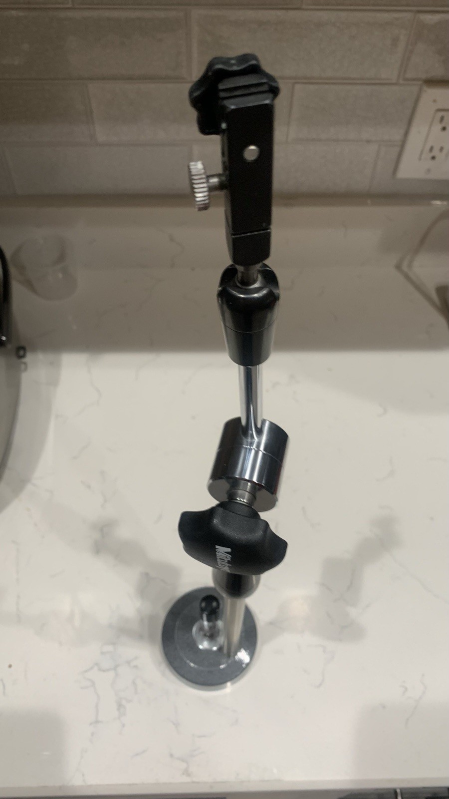 Mitutoyo 21" vacuum suction indicator stand