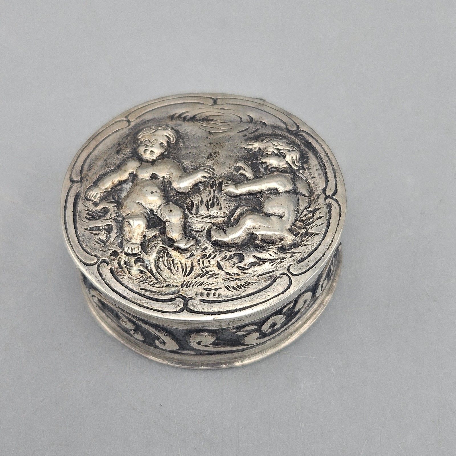 Round Signed 800 Silver Box - Cherubs