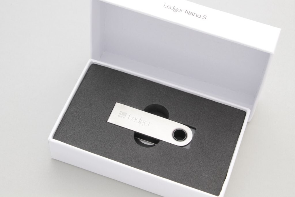 Ledger Nano S Cryptocurrency Bitcoin Hardware Wallet - Matte Black