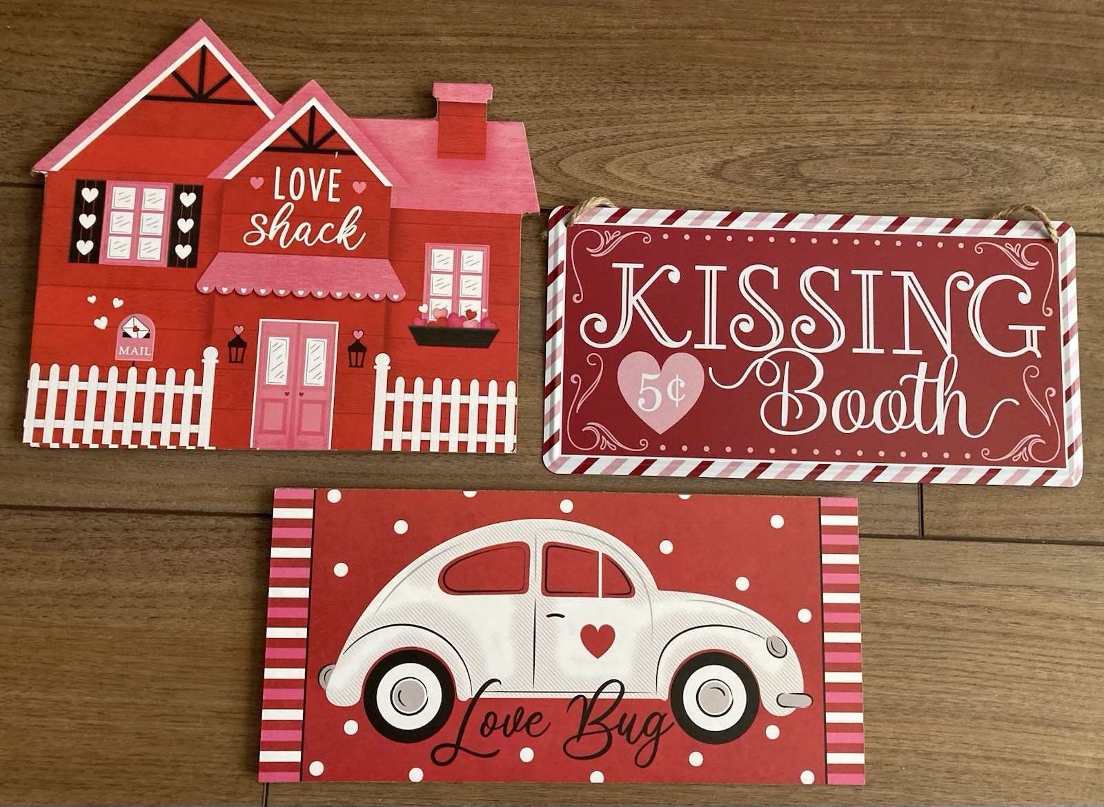 3  Valentines Day Wall Art Wreath Hangers-Decor-Love Shack-Love Bug-KissingBooth