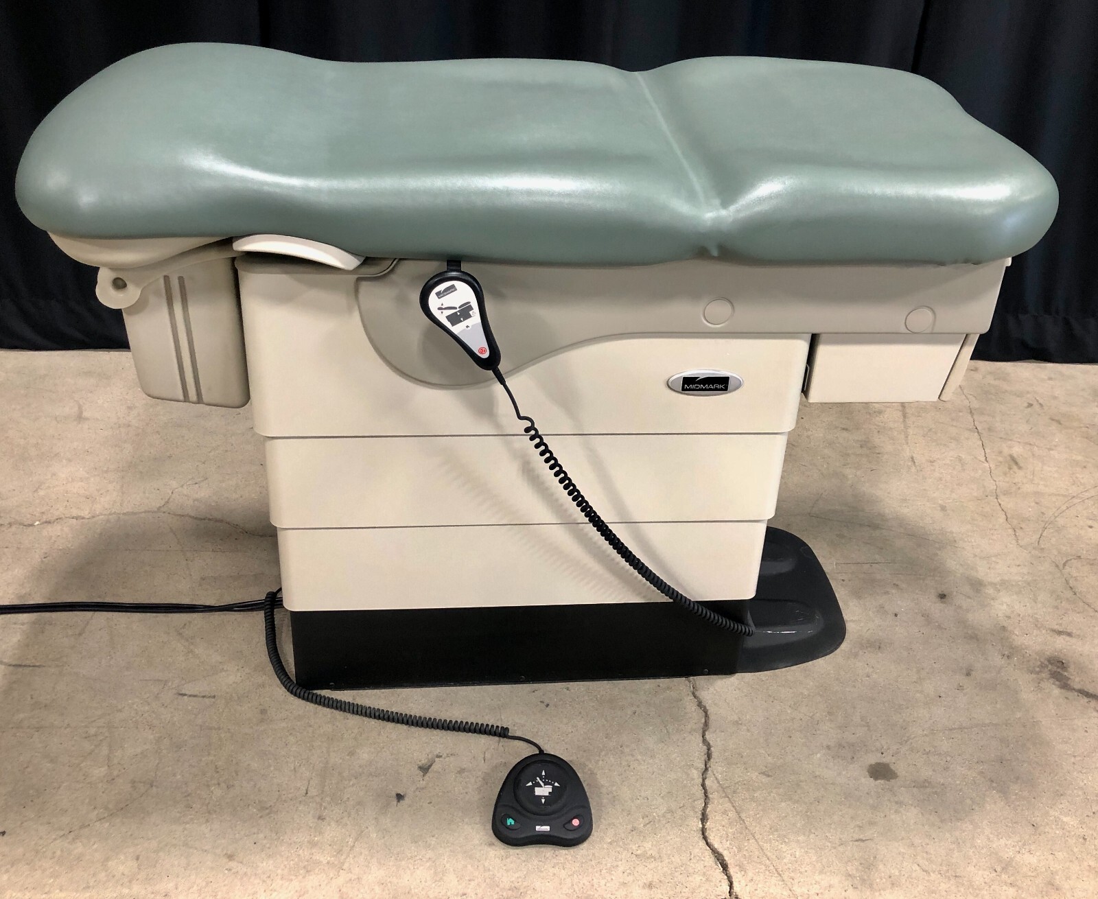 Midmark 623-007 Barrier Free Power Exam Table with Footswitch & Hand Controller
