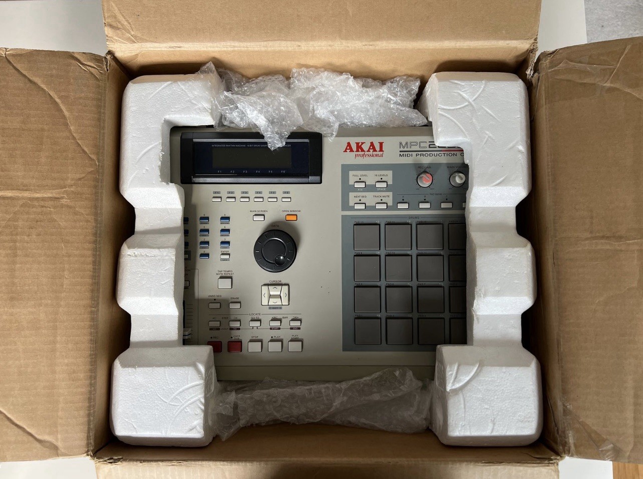 Akai Professional MPC2000XL Sampler/Sequencer 16 Pad Triggers Tabletop