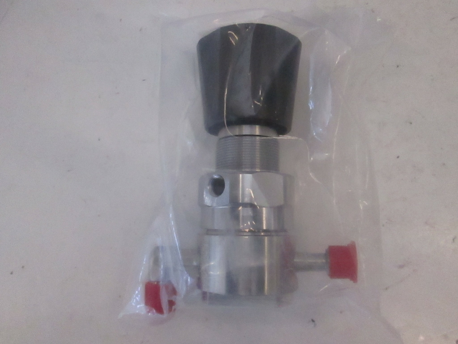 Tescom 64-2642KT690-117, Pressure Regulator - 2 Port, Male VCR Elbow