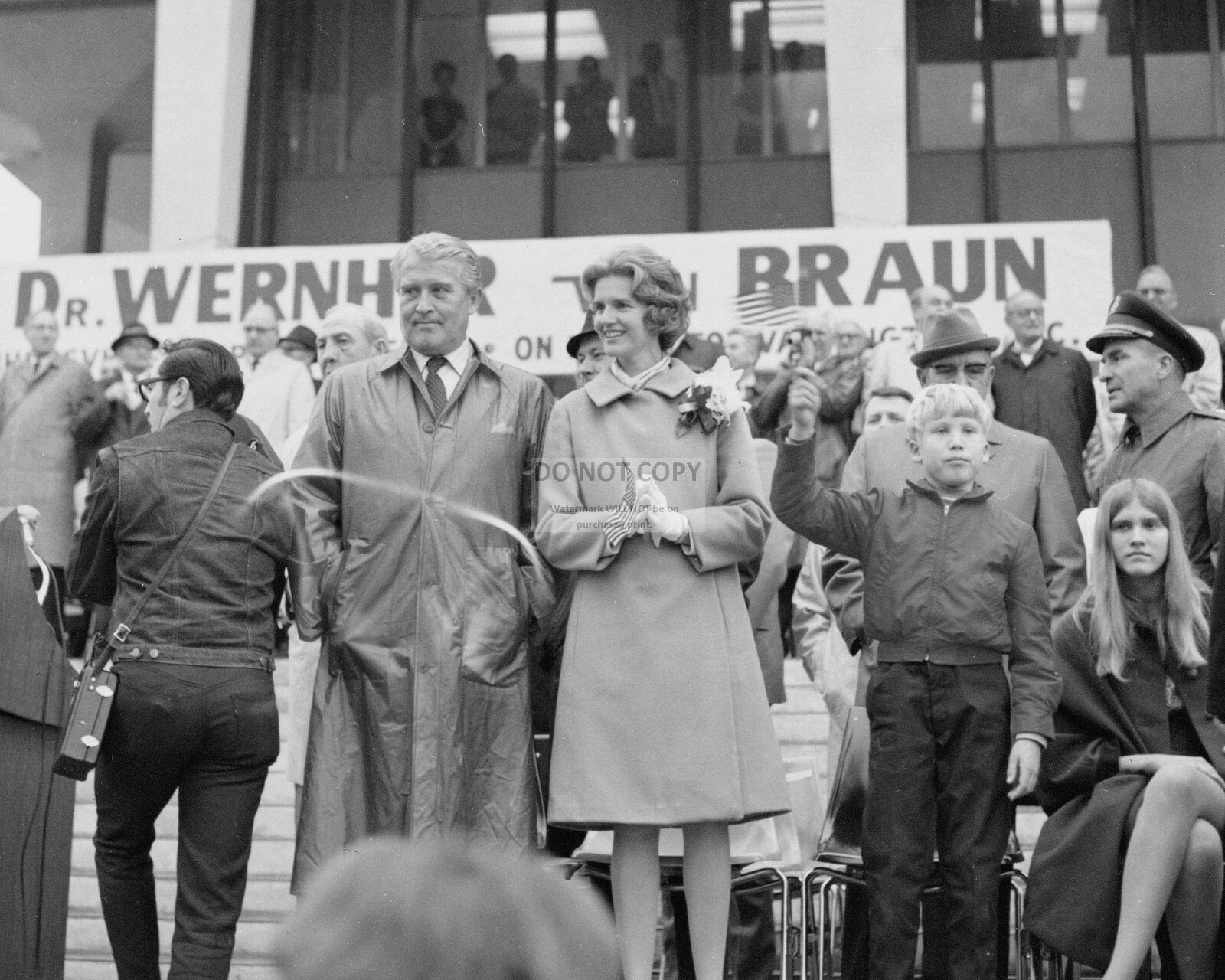 DR. WERNHER VON BRAUN & FAMILY HONORED IN HUNTSVILLE - 8X10 NASA PHOTO (DA-377)