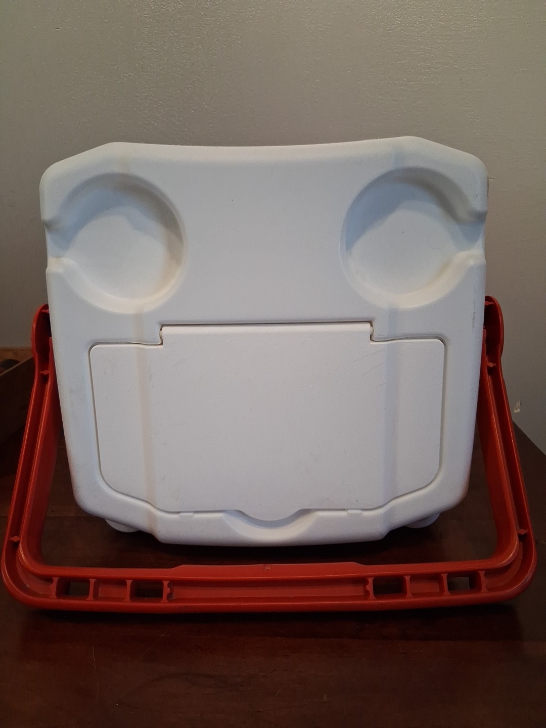 Igloo Quantum 12 cooler 18 Pack capacity Lockable USA. 12 Quart Red White Black