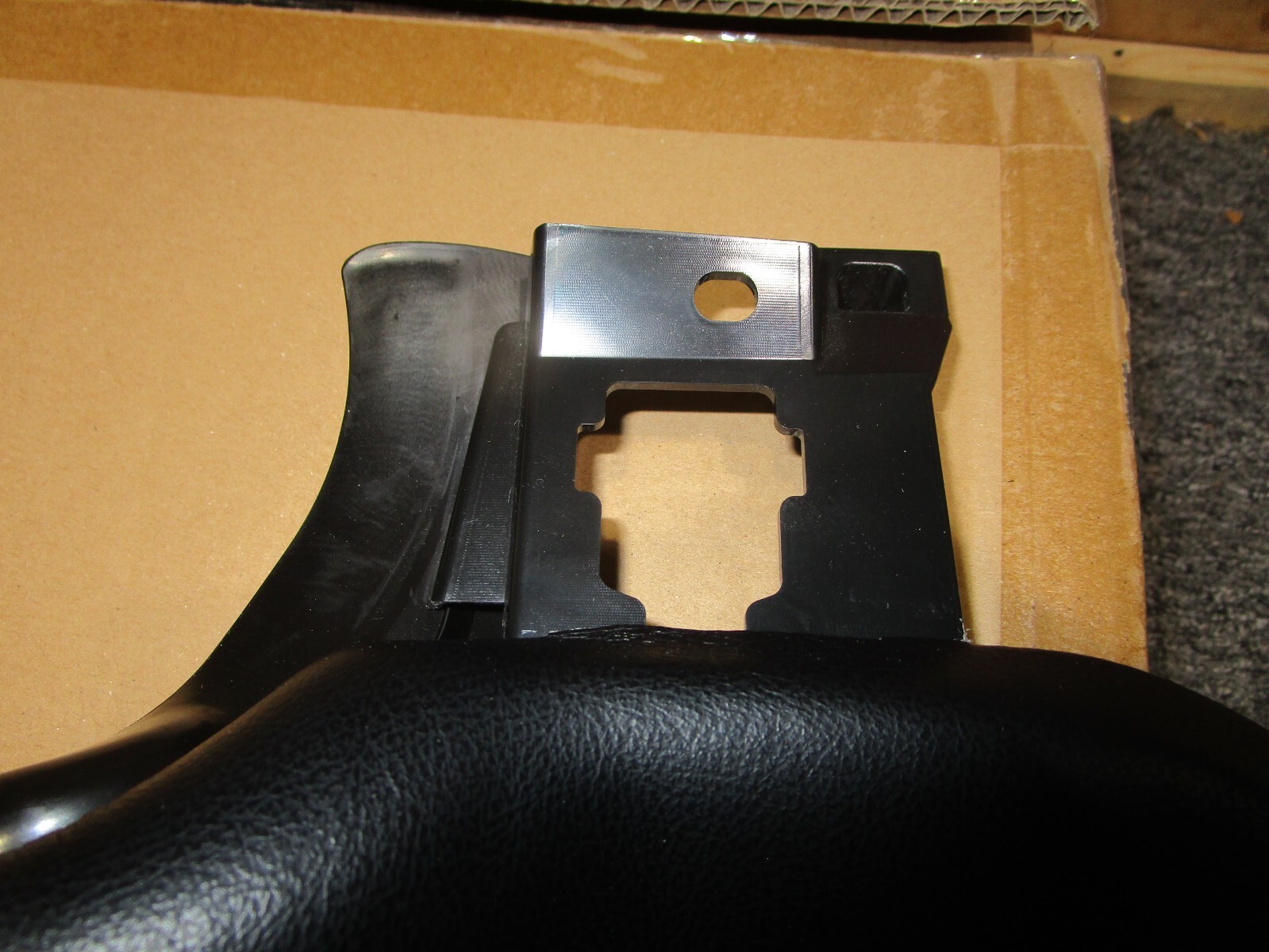 97/04 corvette drivers side padded column knee bolster NEW! 10281429 LH SALE!!!!