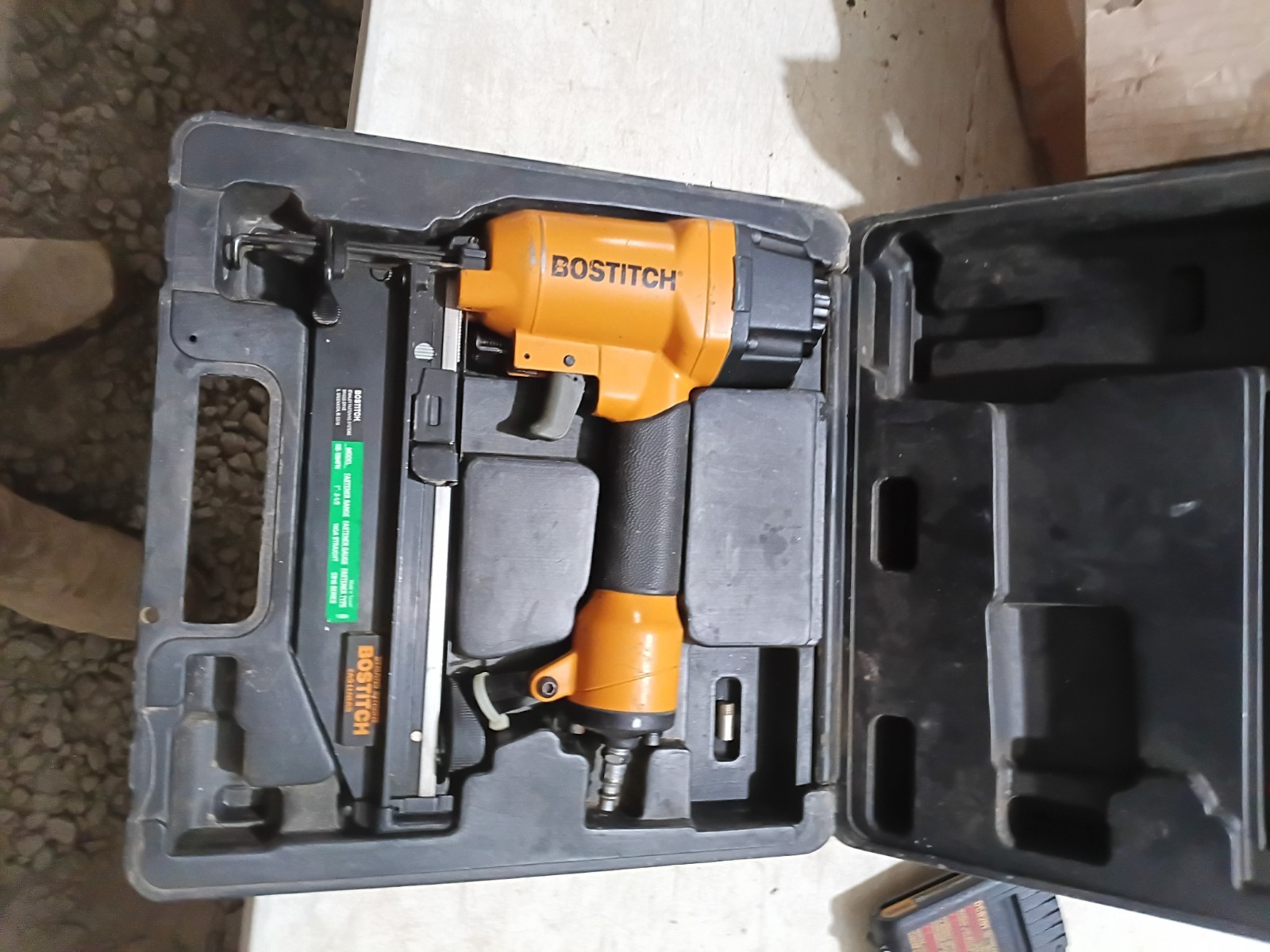 Bostitch SB-16G4FN Finish Nail Pneumatic Nailer Kit with Case for Finish Nails