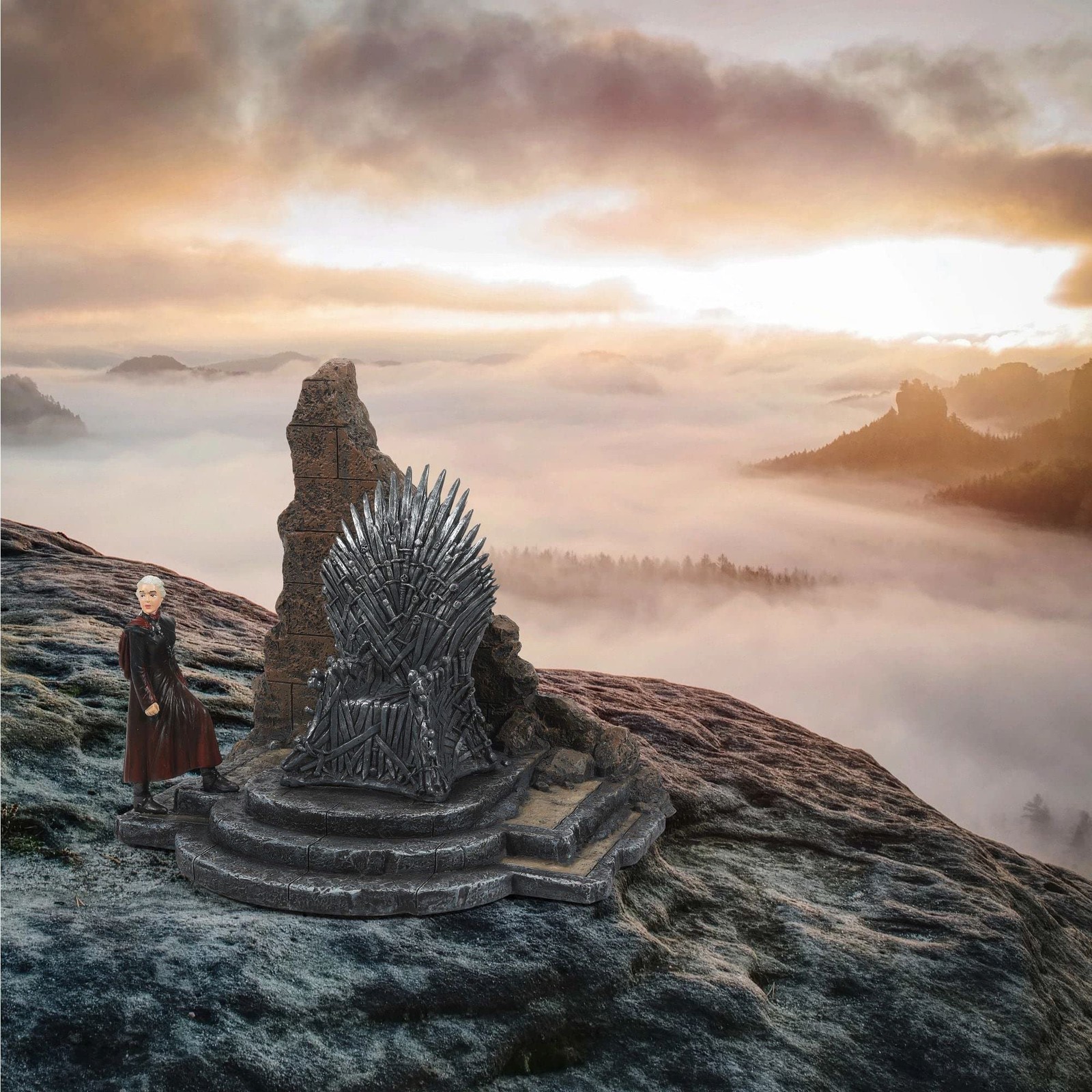 Department 56 Game of Thrones Village Accessories Daenerys Targaryen Figurine, 5