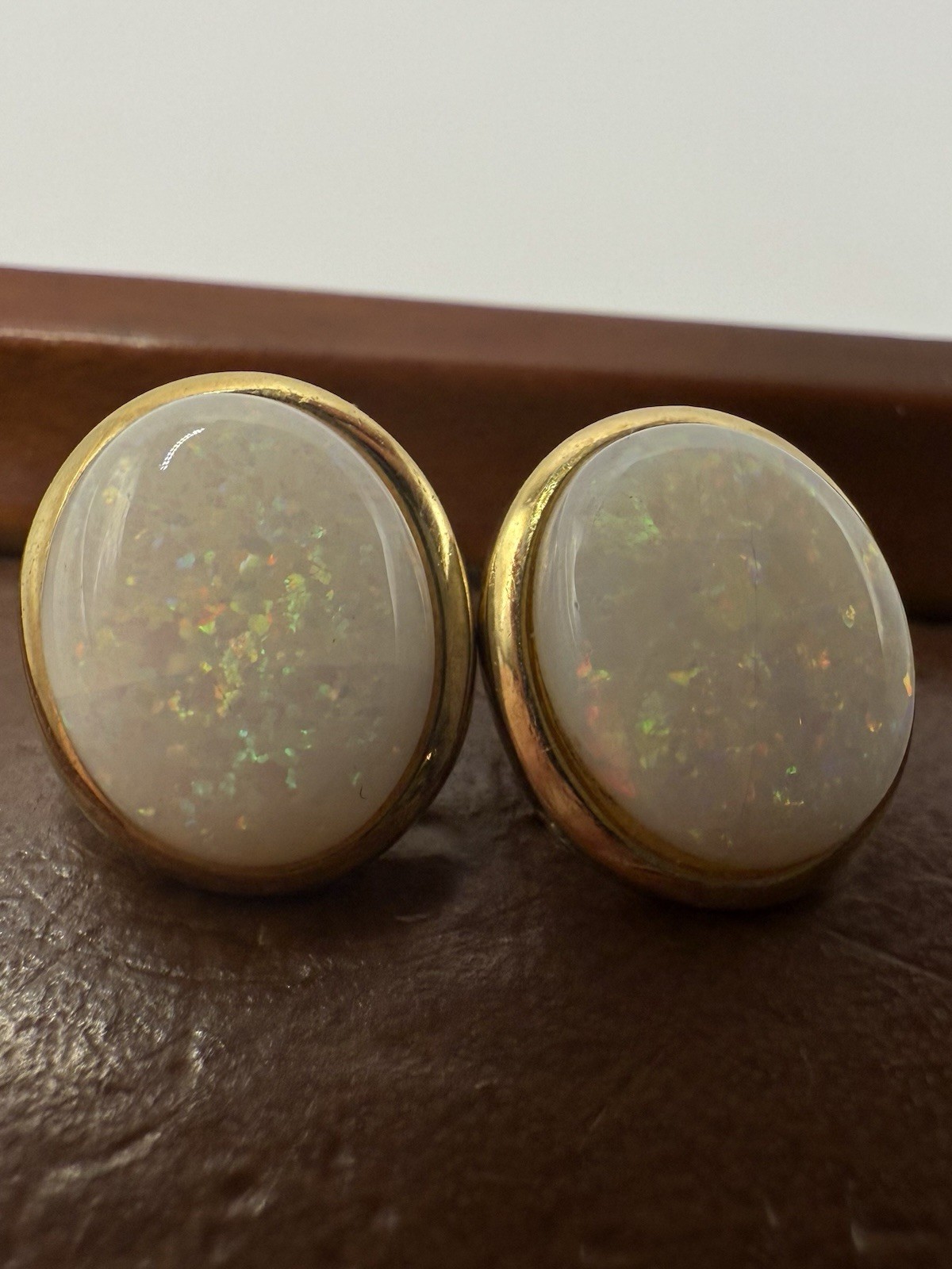 Quality 9ct Yellow Gold Opal Stud Earrings • 2.89 Grams