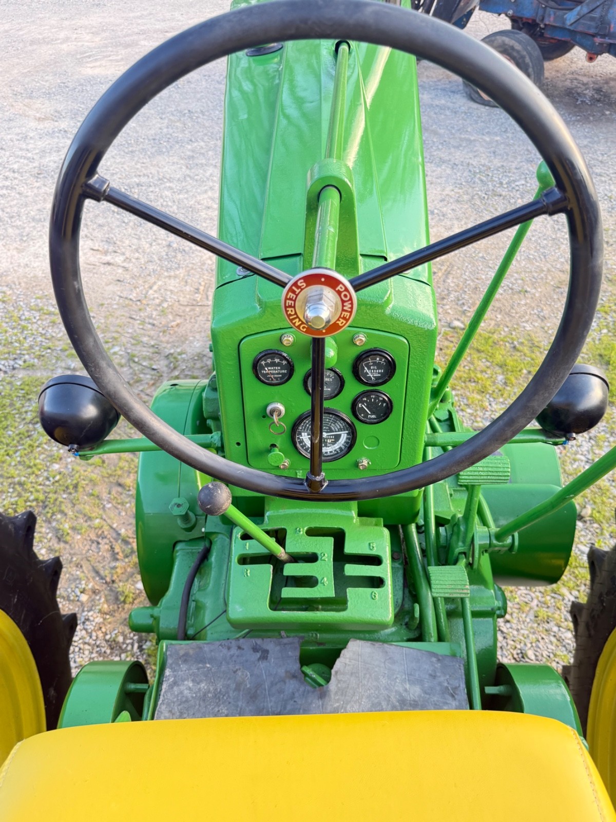 720 JOHN DEERE TRACTOR 881 HRS