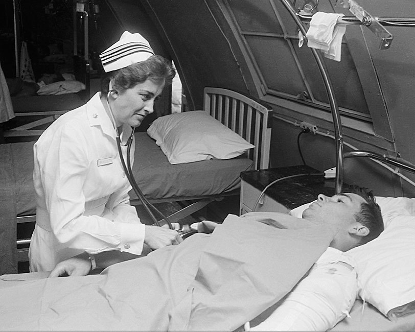 VIETNAM WAR NAVY NURSE AND SOLDIER IN DA NANG 11x14 GLOSSY PHOTO PRINT
