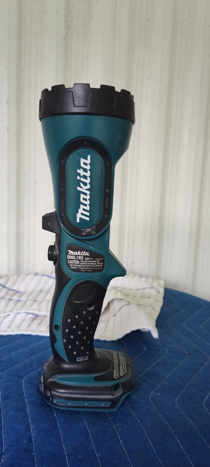 Makita BML185!18-Volt LXT Lithium-Ion Cordless 12 L.E.D. Flashlight
