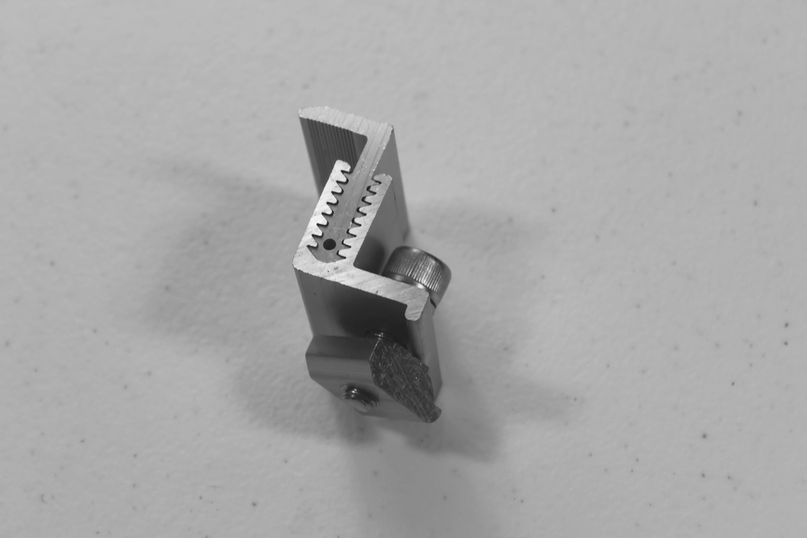 Solar Mounting 20 Mid-Clamps No Hardware & 8 End-Clamps
