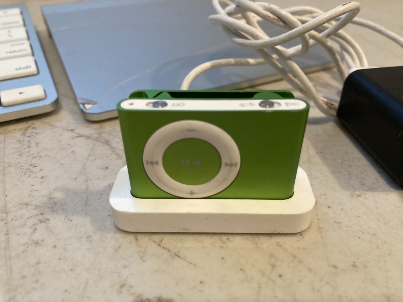 Apple Wireless Keyboard, Magic Trackpad, & 1 iPod Shuffles Green Bundle + MP3