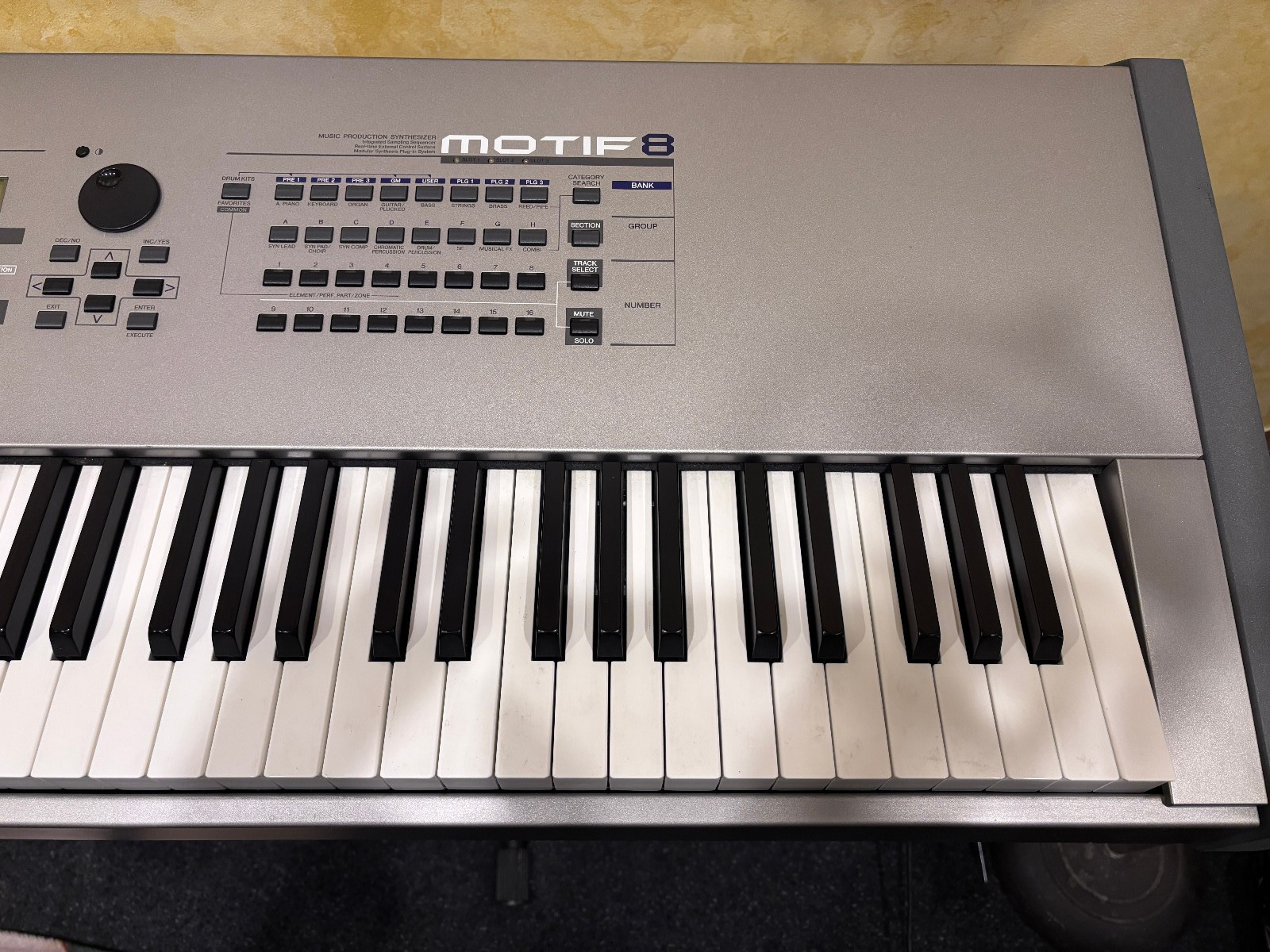 Yamaha Motif 8 Production Synthesizer 88-Key Keyboard Workstation with manual