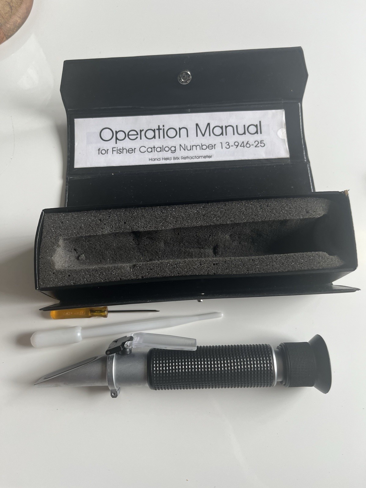 Fisher Scientific Hand Refractometer 13-946-25 Brix 0-10% ATC w/ Case