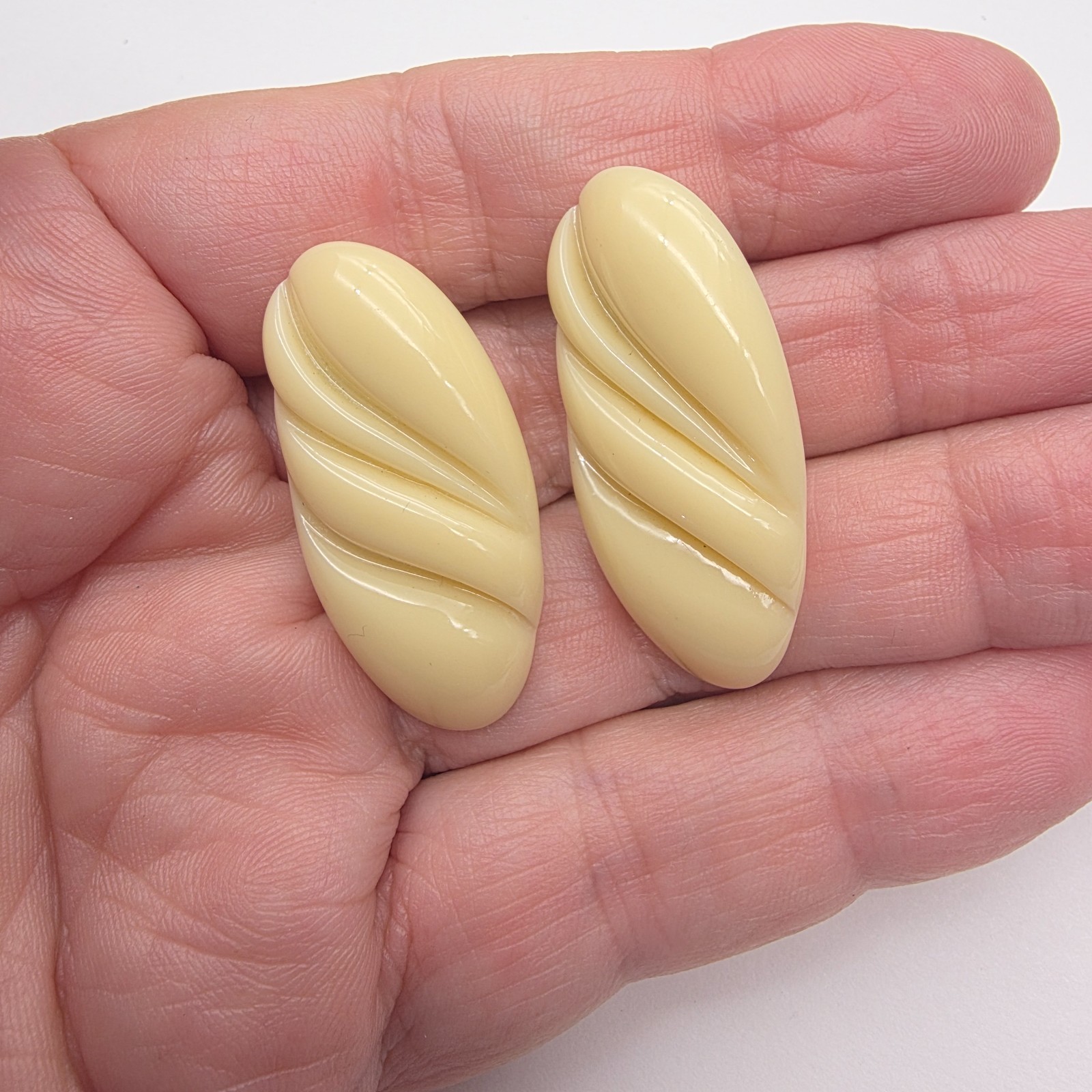 Cream Oval Textured Lucite Pierced Earrings Vintage