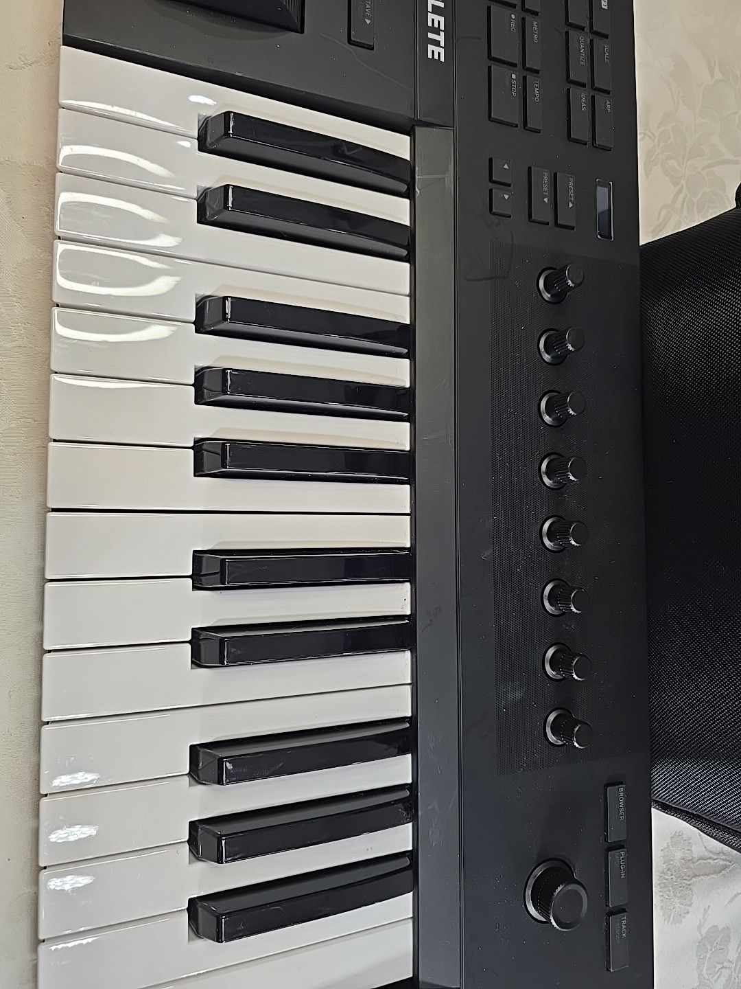 Native Instruments Komplete Kontrol A25 25-Key Keyboard Controller W Carring Bag