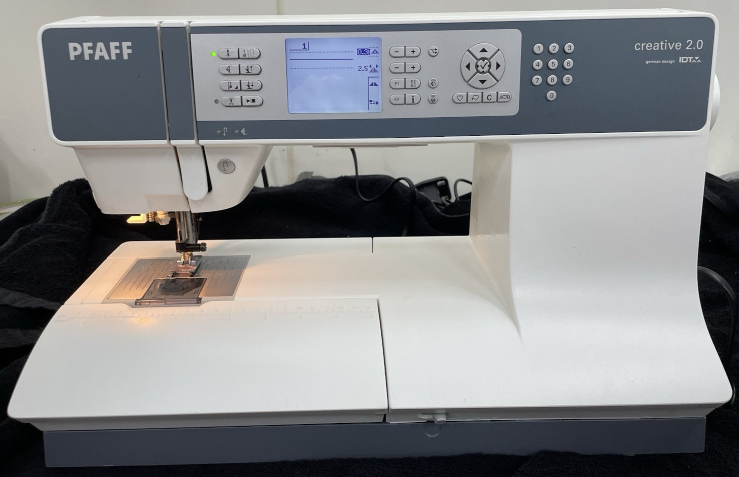 Pfaff Creative 2.0 Sewing Embroidery Machine P101   UNTESTED BUT GUARANTEED