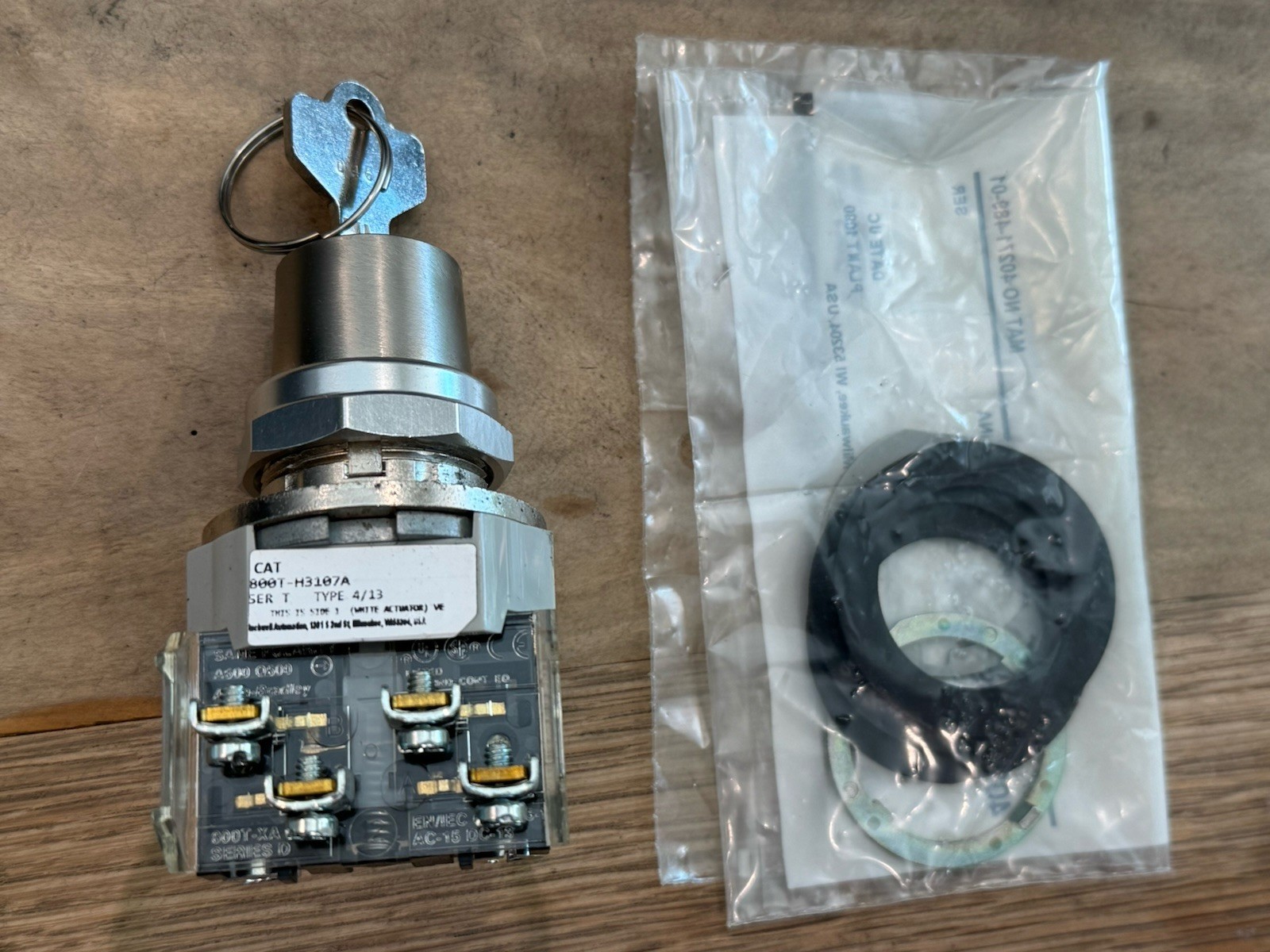 NEW Allen-Bradley 800T-H3107A 30mm Selector Switch 2 Position Heavy-Duty W/ HDWR