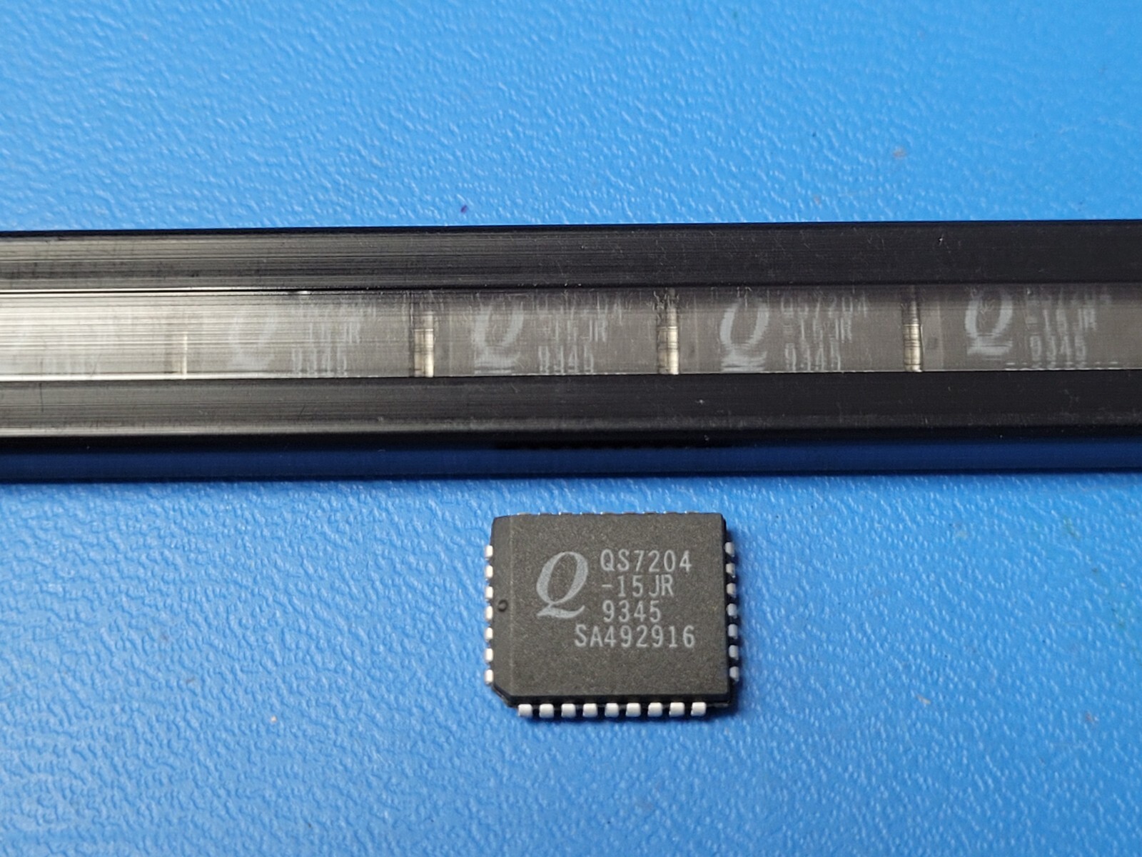 (1 PC) QS7204-15JR FIFO, 4KX9, 15ns, Asynchronous, CMOS, PLCC32