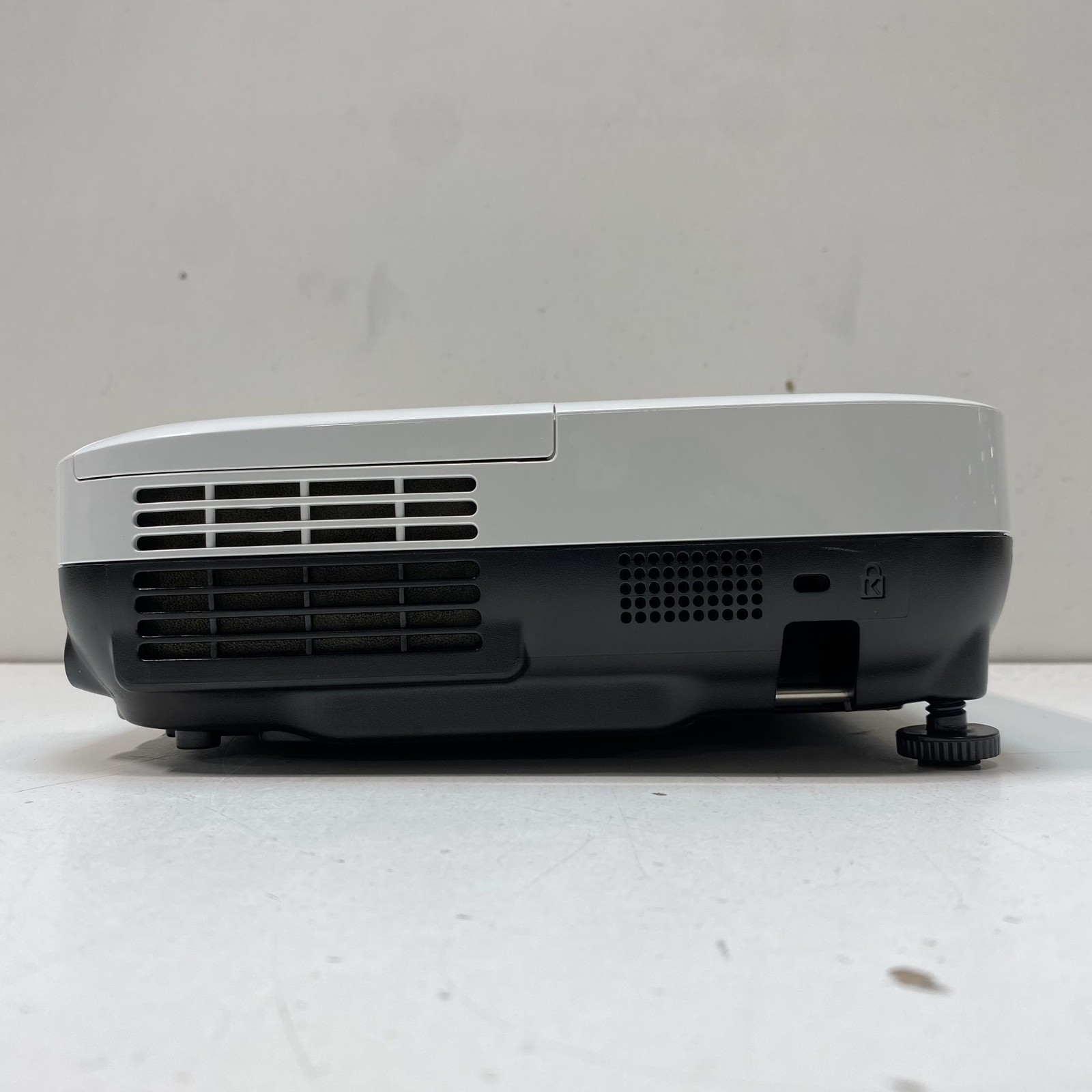 Epson VS200 3LCD Projector H391A White with Remote Cables and User CD