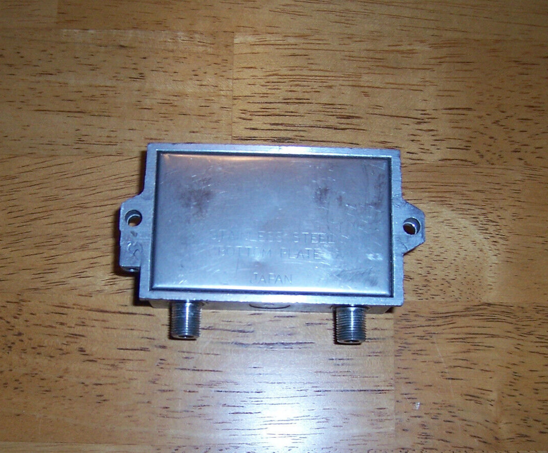 DX Antenna Co. model US-3S Line Amplifier 0.9-1.4GHz, Gain +20dB