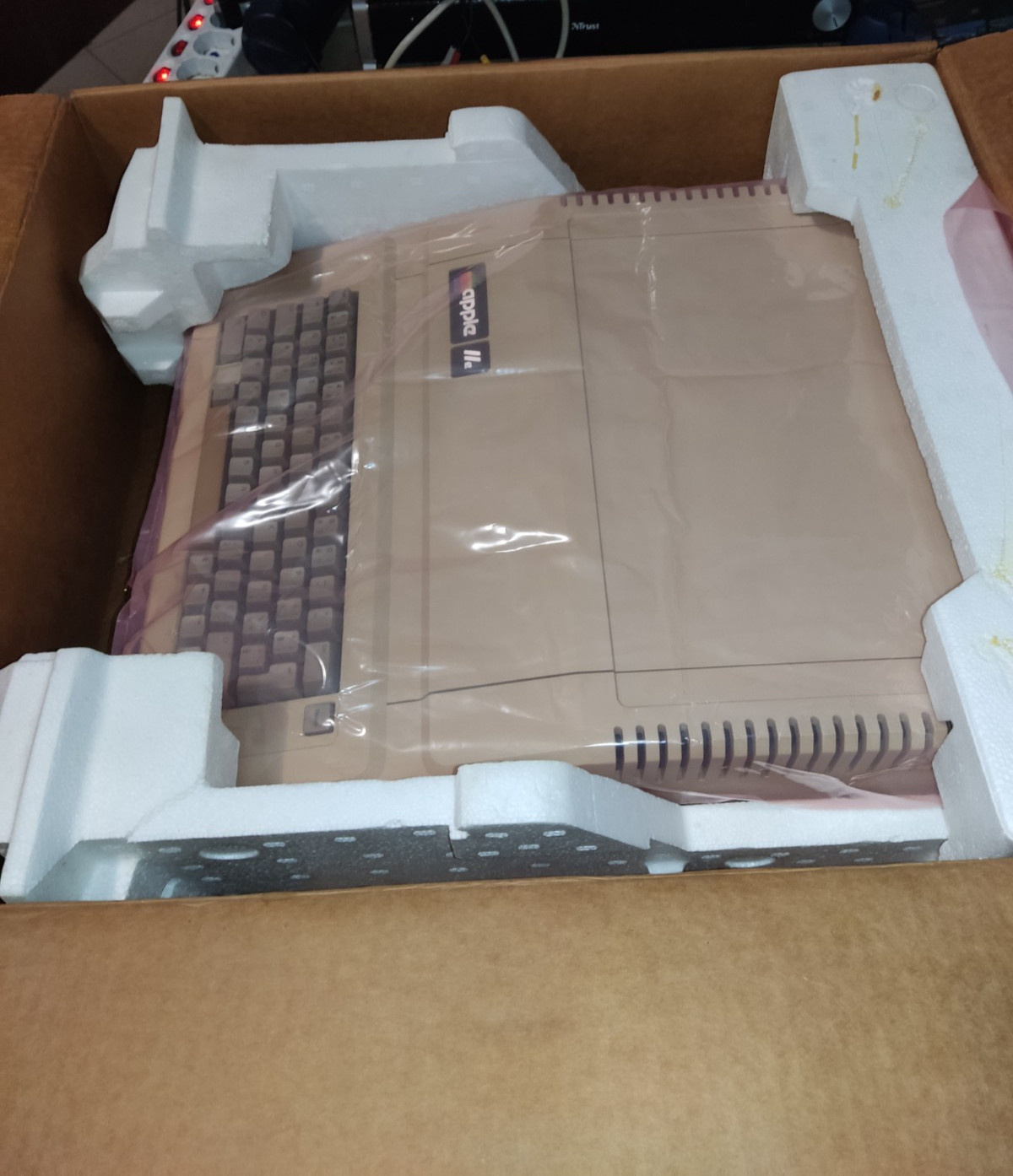 Apple IIE Computer - Complete with box Italian version
