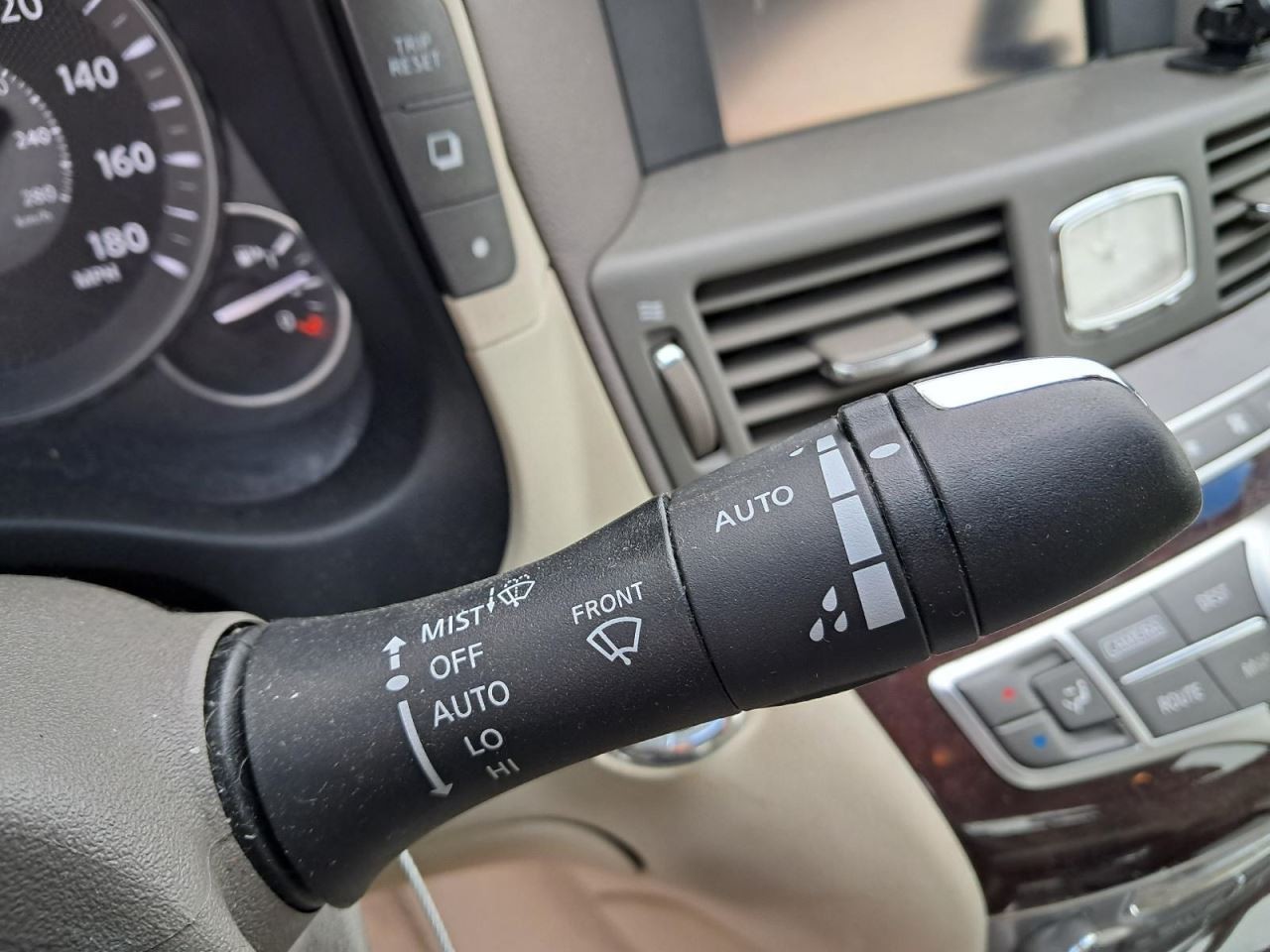 Q70 2015 Glove Box 4954329